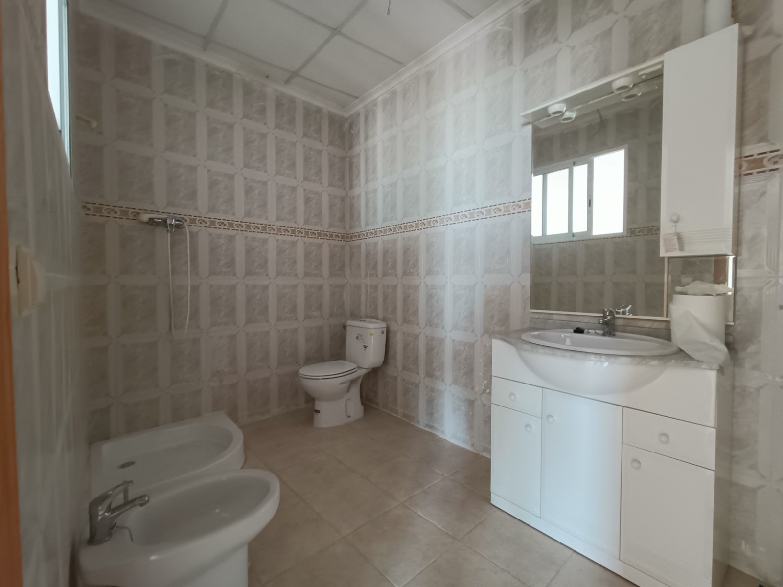 Resale - 7 Bedroom 3 Bathroom Townhouse in La Murada -  - Alicante