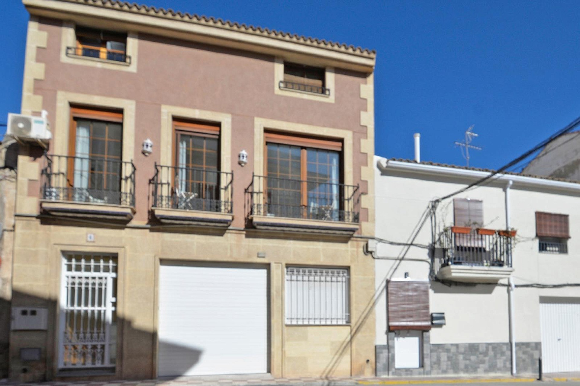 Resale - 4 Bedroom 4 Bathroom Townhouse in Sax - , Sax, Alicante, Spain - Alicante