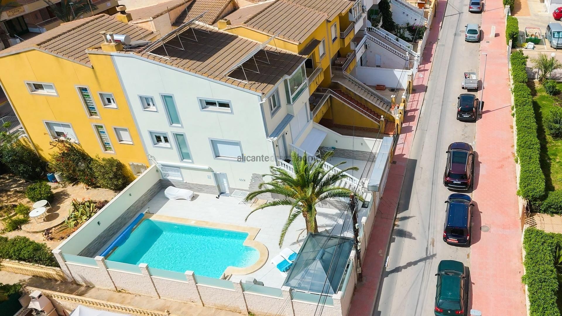 Resale - 4 Bedroom 3 Bathroom Townhouse in Torrevieja -  - Alicante