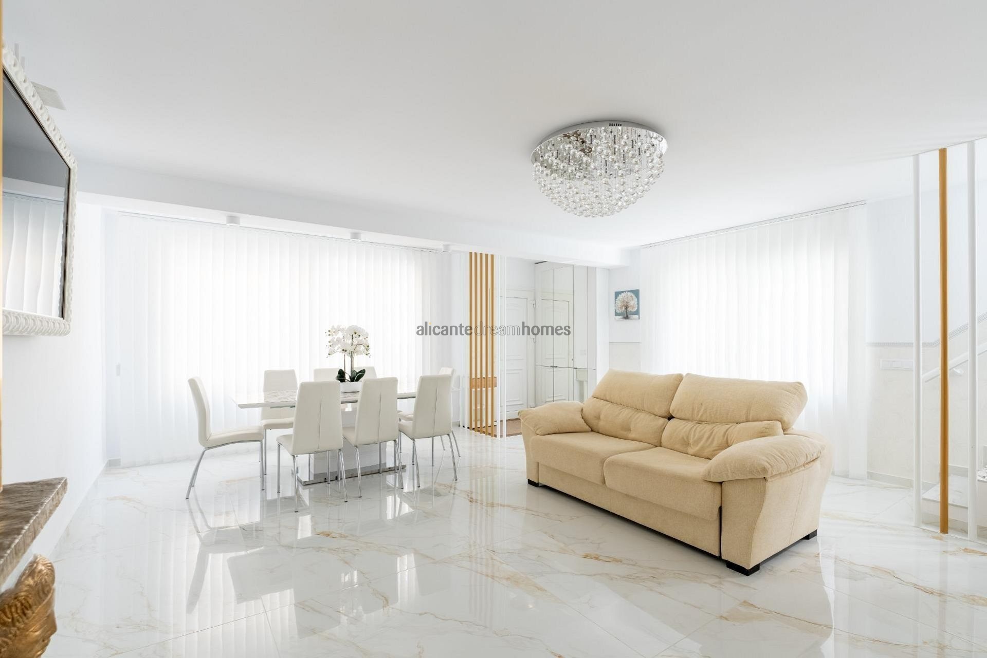 Resale - 4 Bedroom 3 Bathroom Townhouse in Torrevieja -  - Alicante