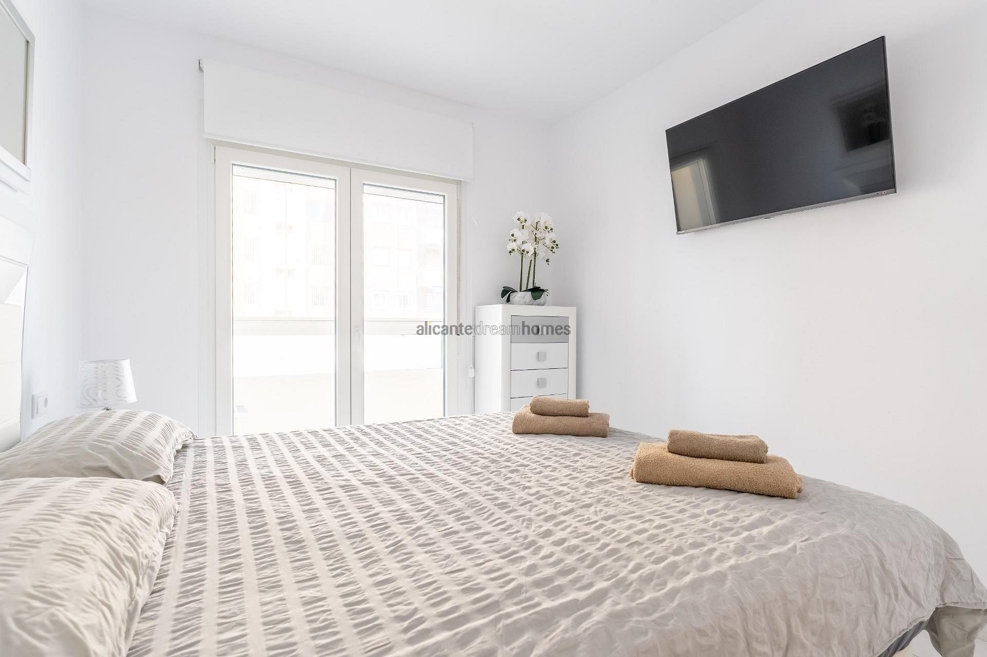 Resale - 4 Bedroom 3 Bathroom Townhouse in Torrevieja -  - Alicante