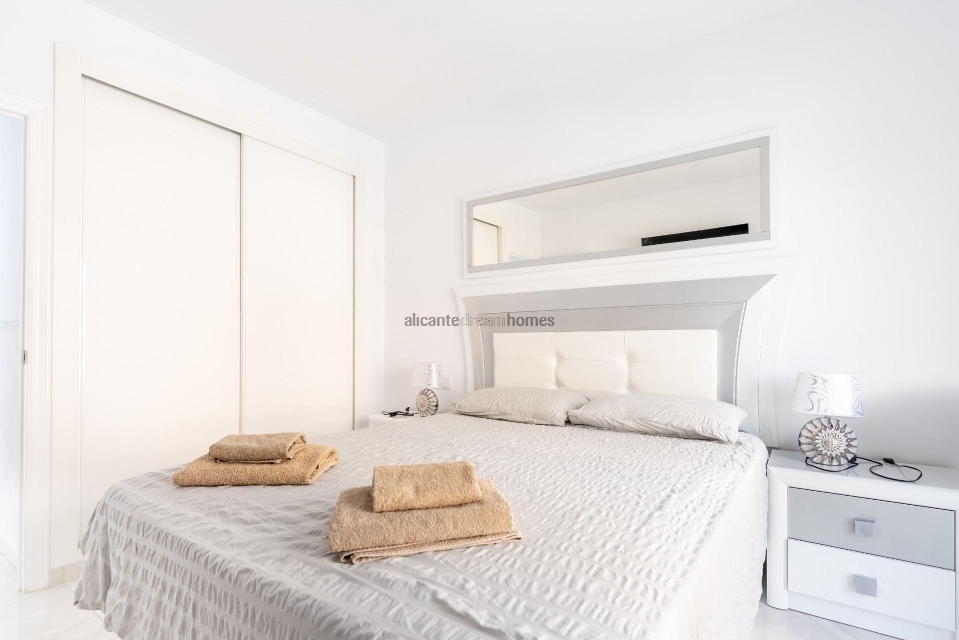 Resale - 4 Bedroom 3 Bathroom Townhouse in Torrevieja -  - Alicante