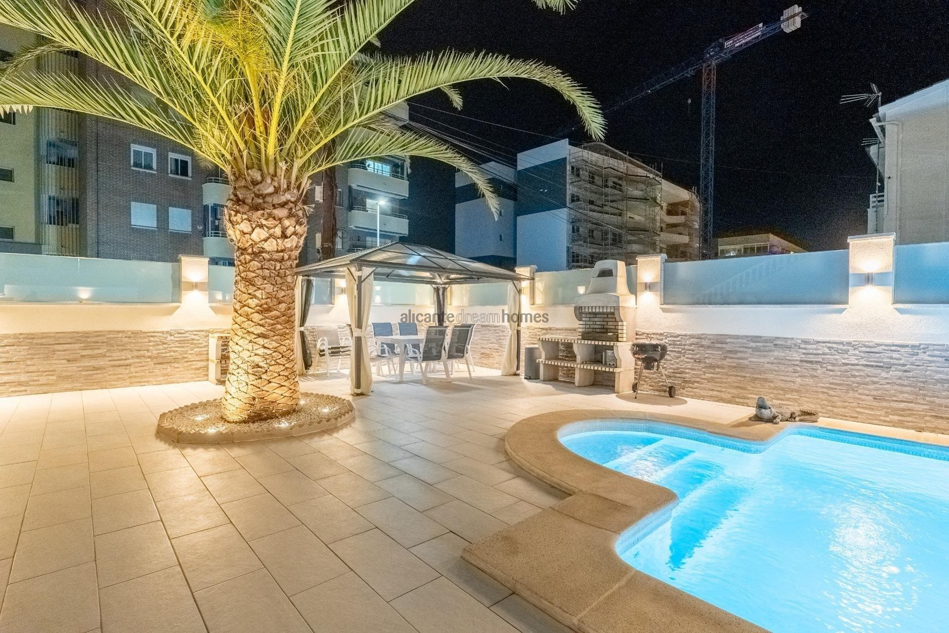 Resale - 4 Bedroom 3 Bathroom Townhouse in Torrevieja -  - Alicante