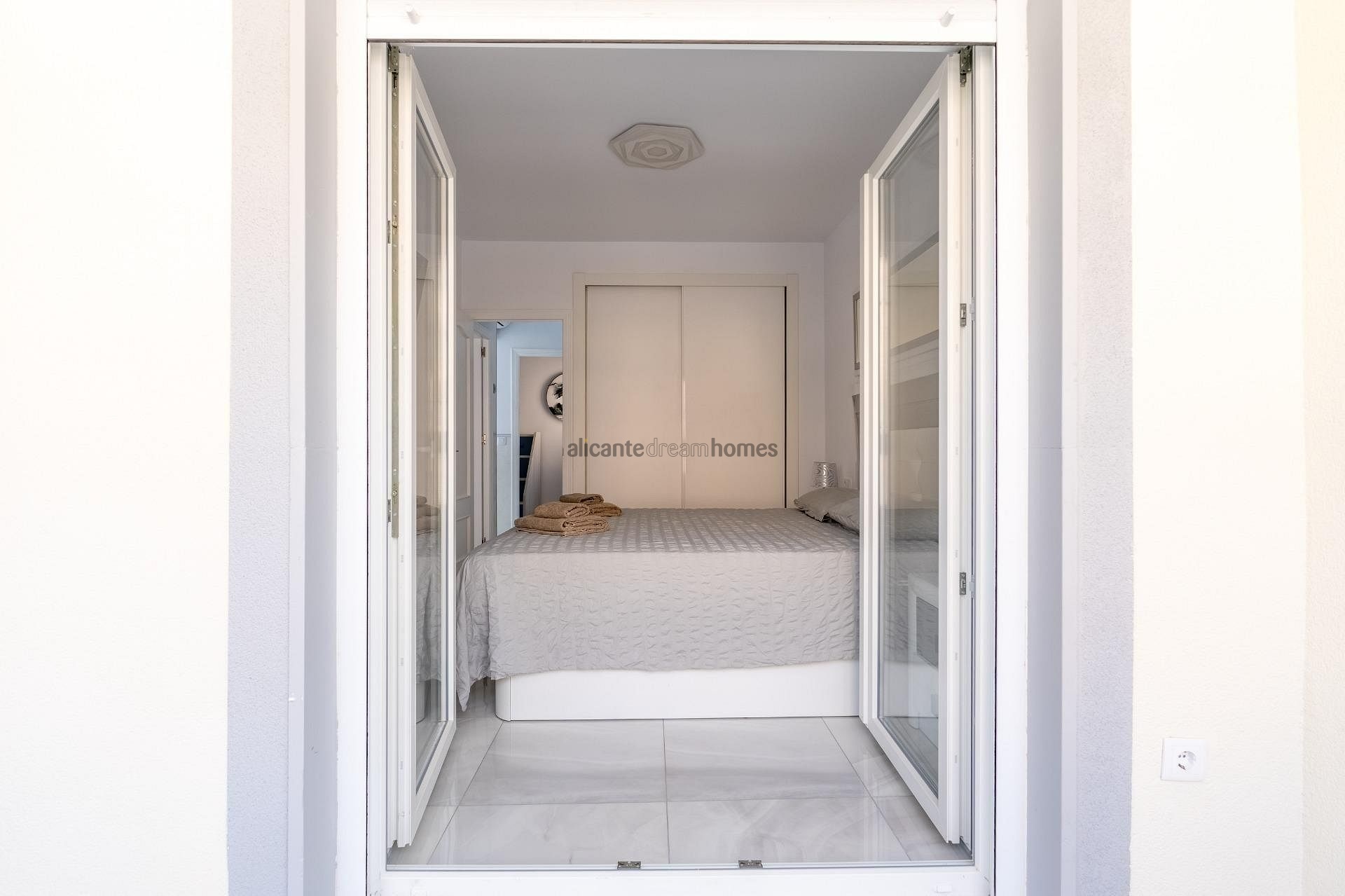 Resale - 4 Bedroom 3 Bathroom Townhouse in Torrevieja -  - Alicante