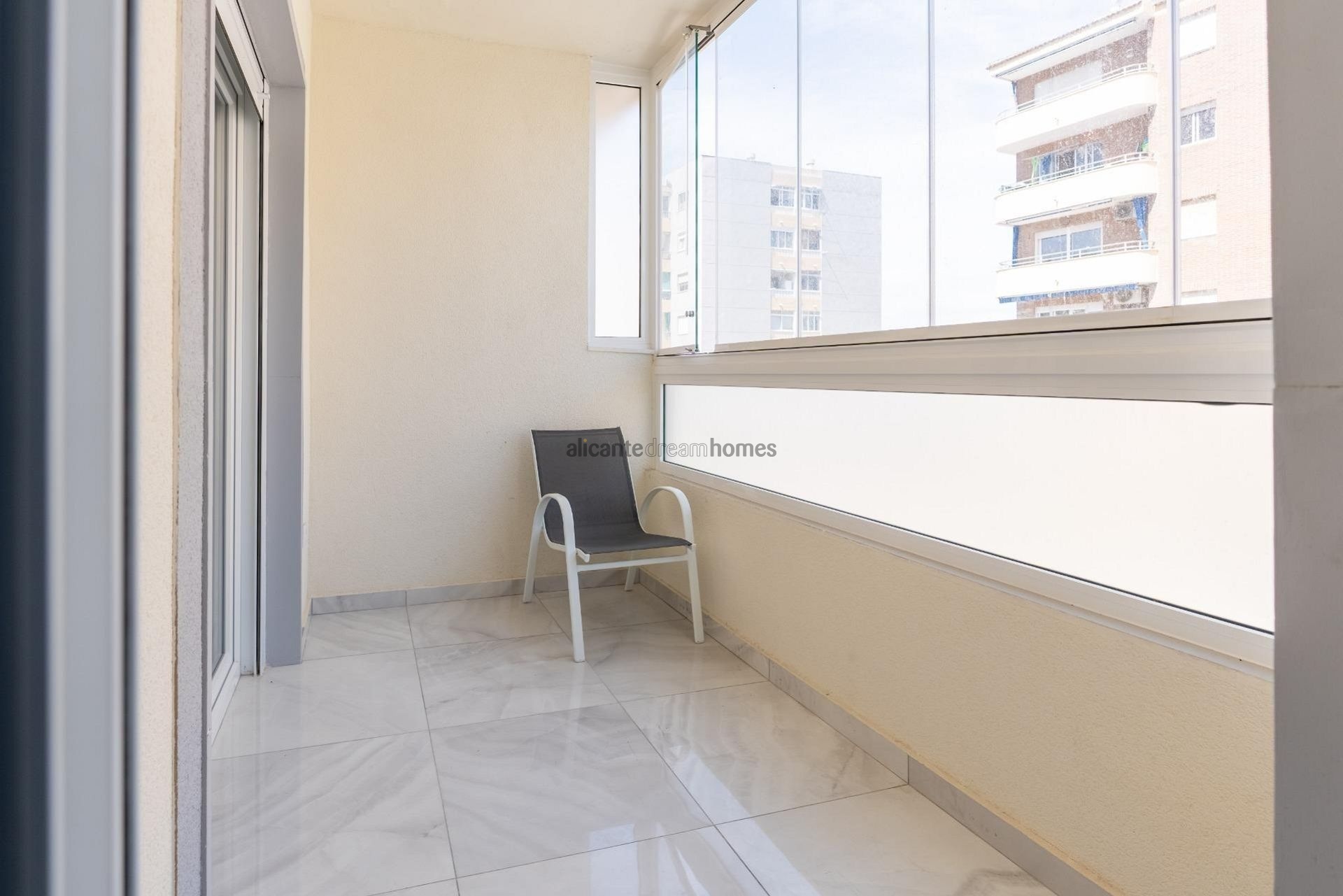 Resale - 4 Bedroom 3 Bathroom Townhouse in Torrevieja -  - Alicante