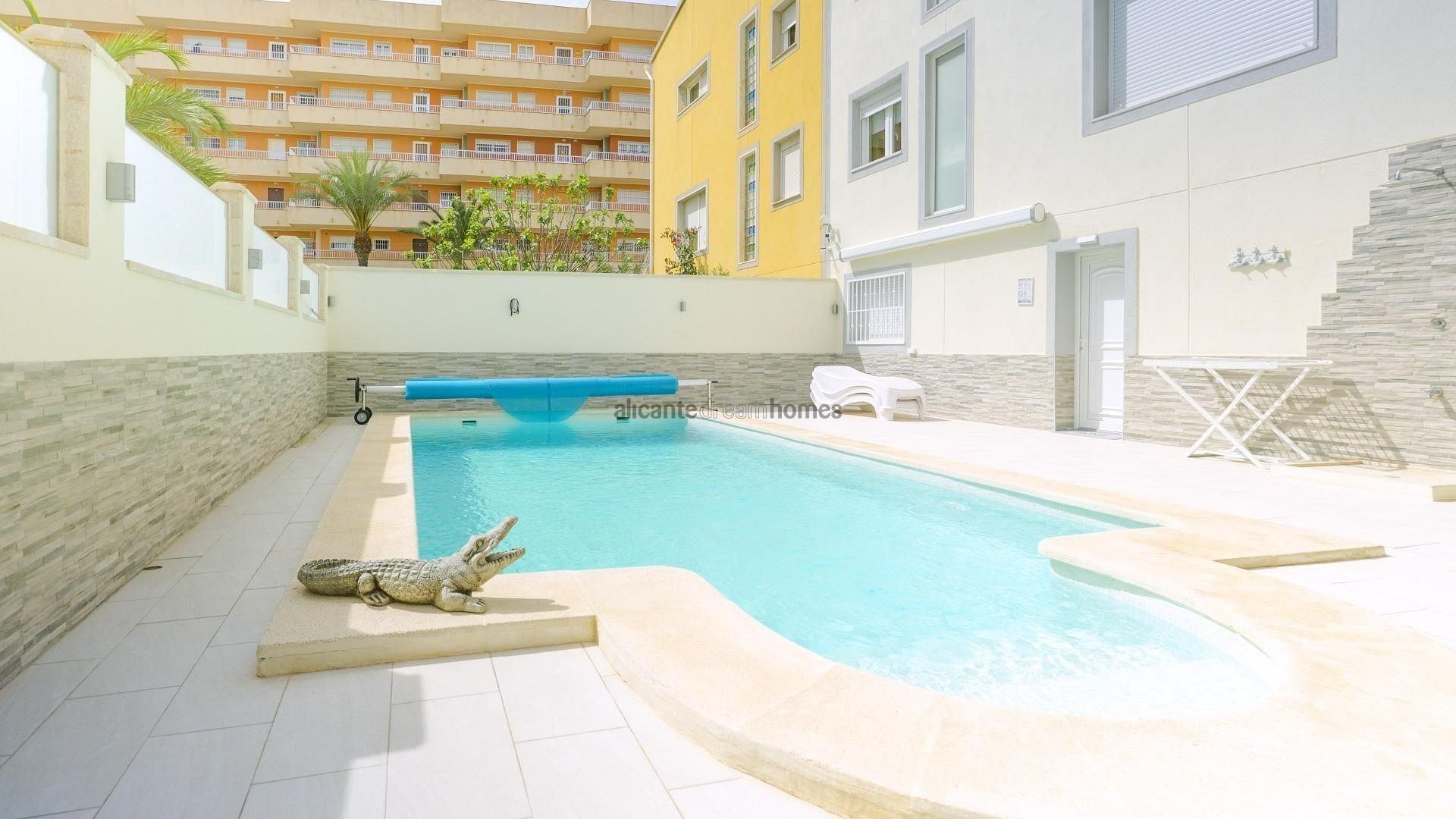 Resale - 4 Bedroom 3 Bathroom Townhouse in Torrevieja -  - Alicante