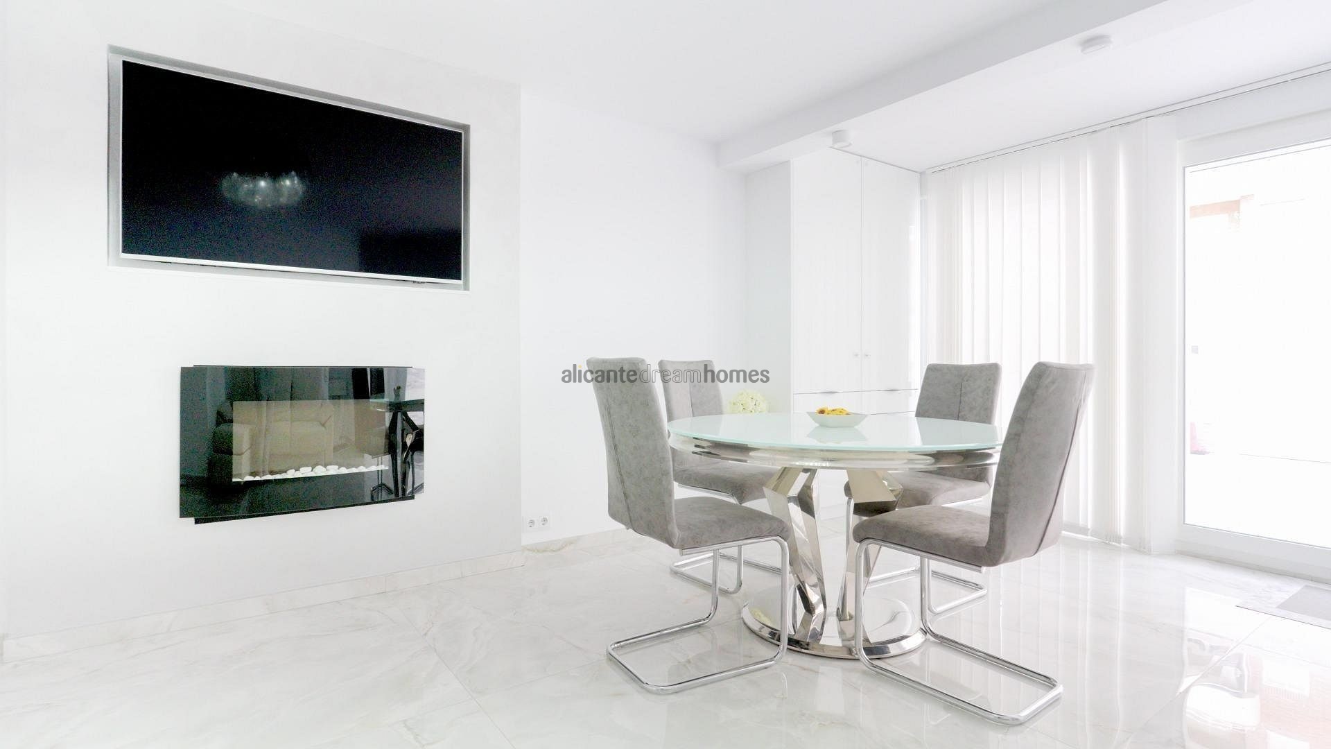 Resale - 4 Bedroom 3 Bathroom Townhouse in Torrevieja -  - Alicante