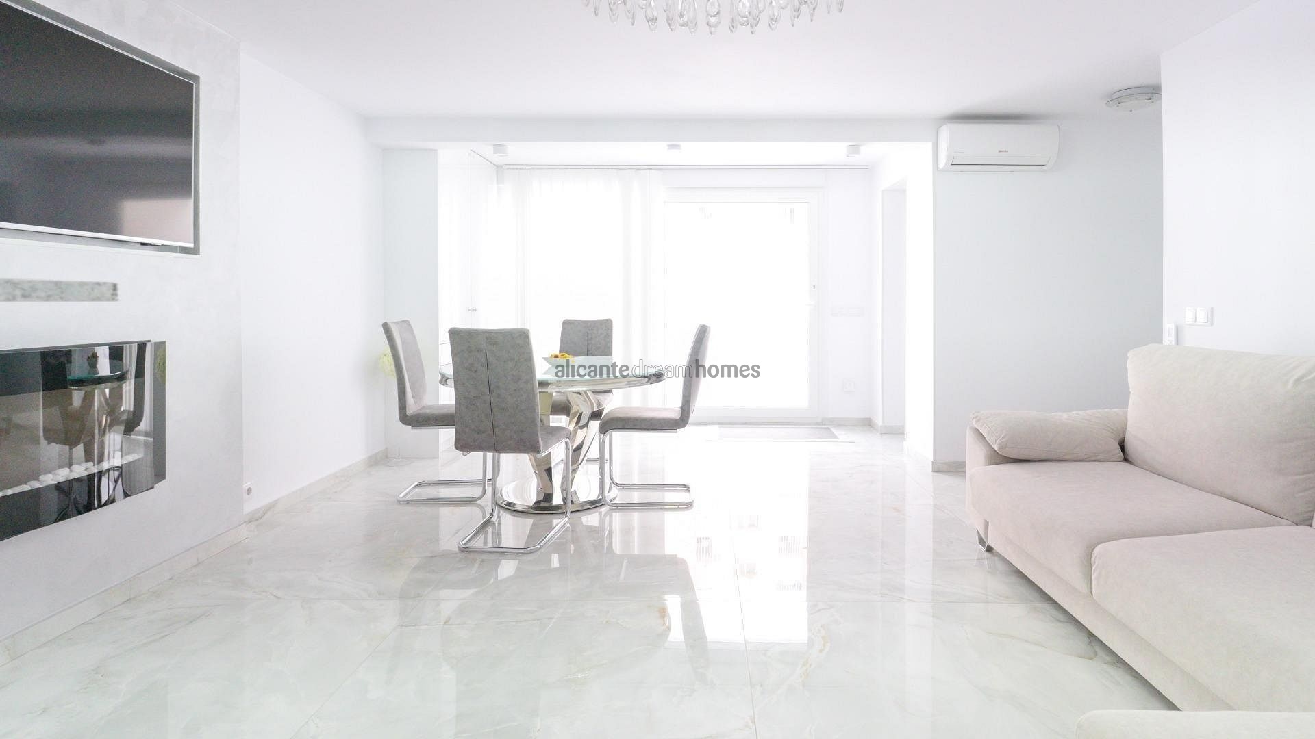 Resale - 4 Bedroom 3 Bathroom Townhouse in Torrevieja -  - Alicante
