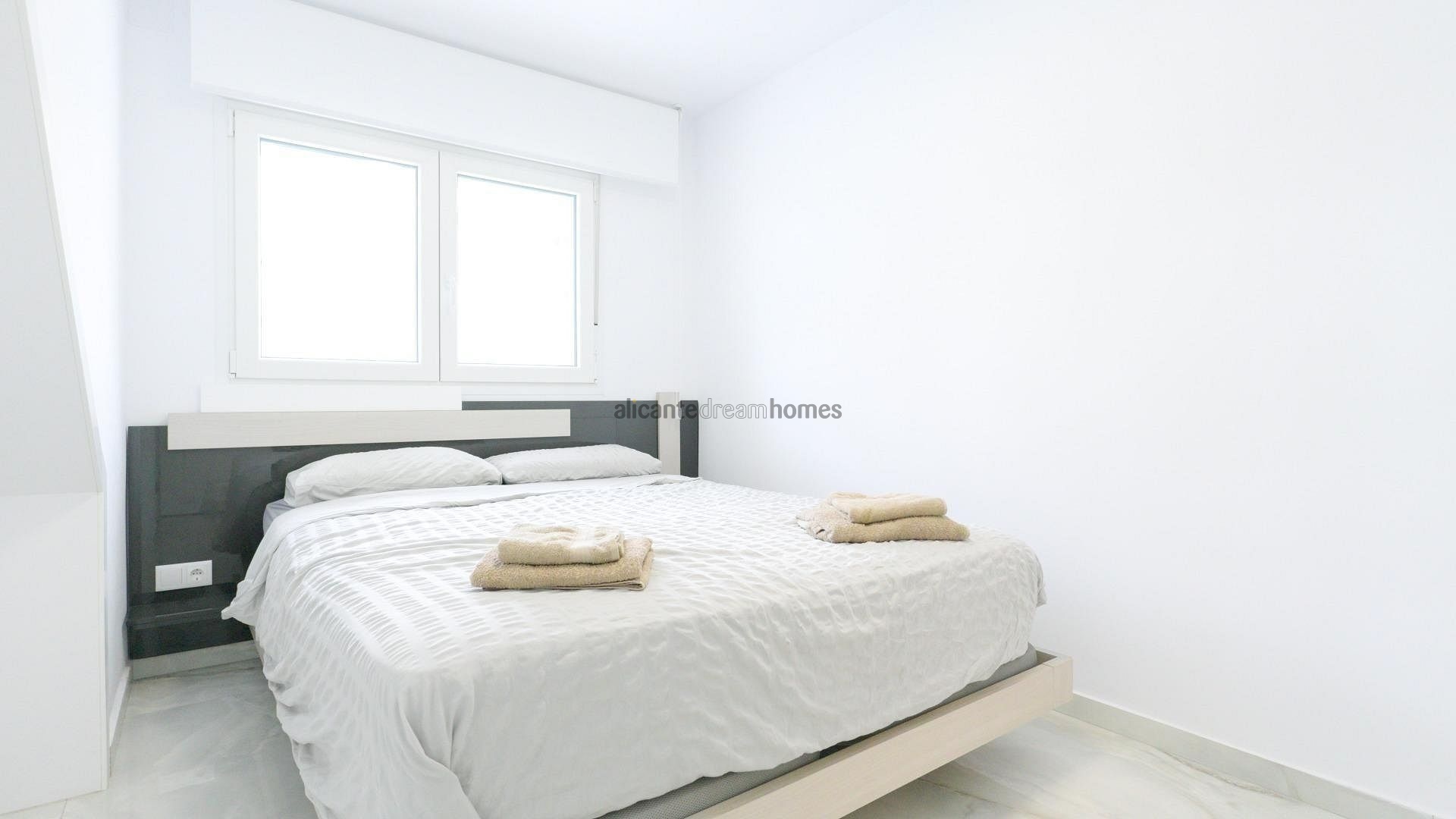 Resale - 4 Bedroom 3 Bathroom Townhouse in Torrevieja -  - Alicante