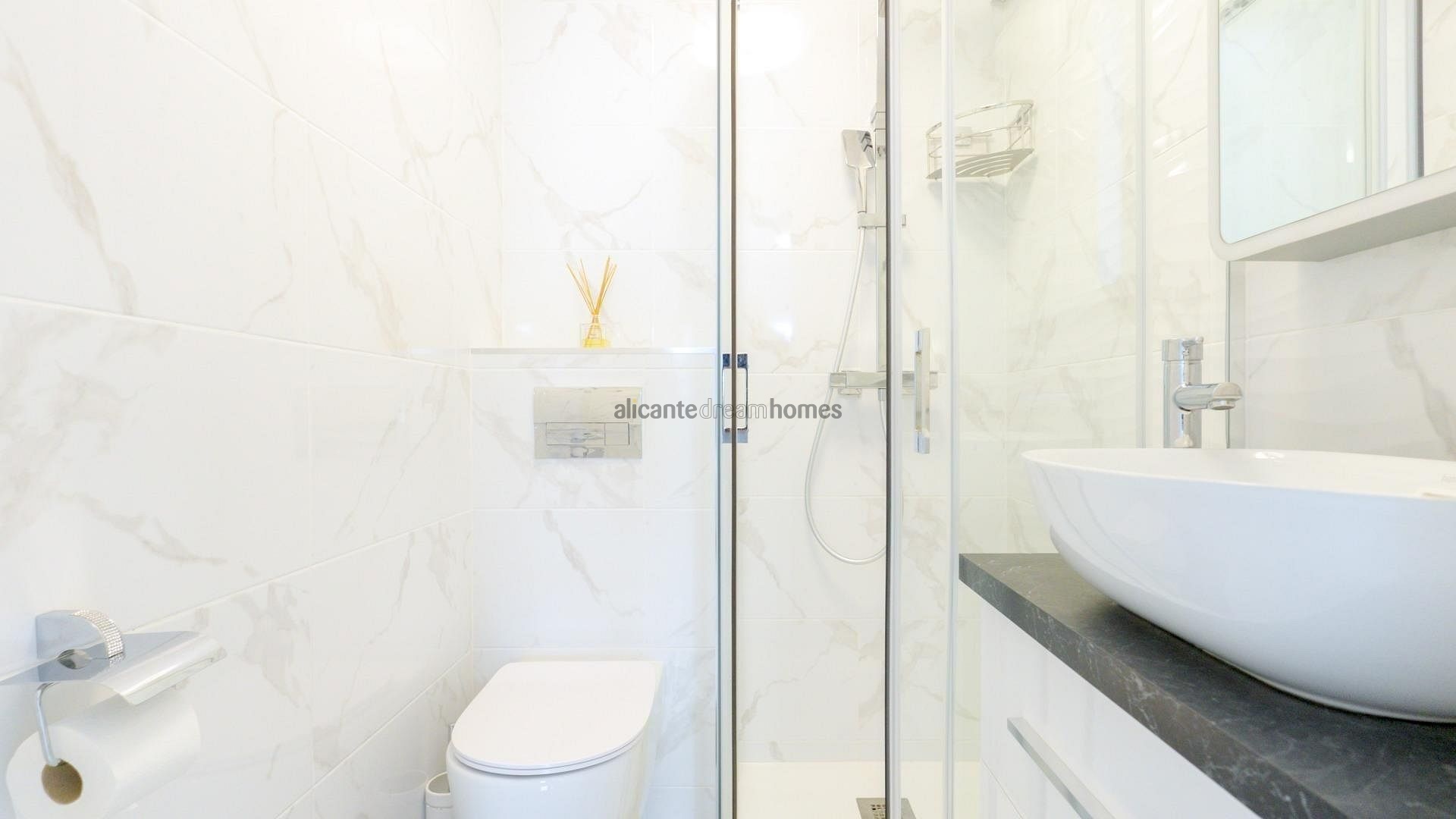 Resale - 4 Bedroom 3 Bathroom Townhouse in Torrevieja -  - Alicante