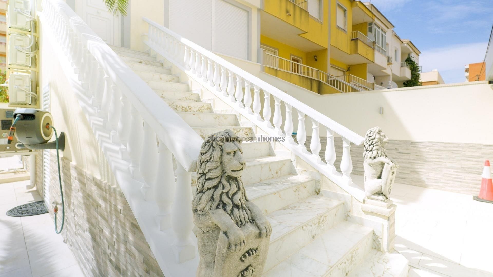 Resale - 4 Bedroom 3 Bathroom Townhouse in Torrevieja -  - Alicante