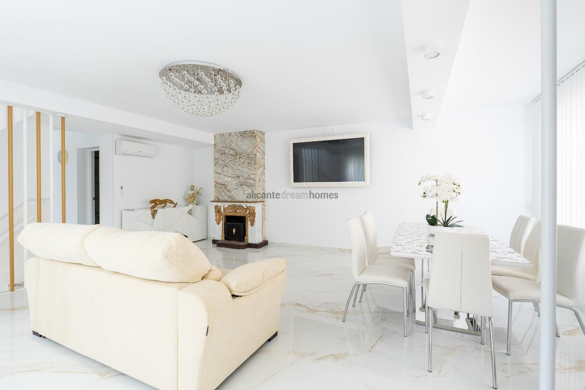 Resale - 4 Bedroom 3 Bathroom Townhouse in Torrevieja -  - Alicante
