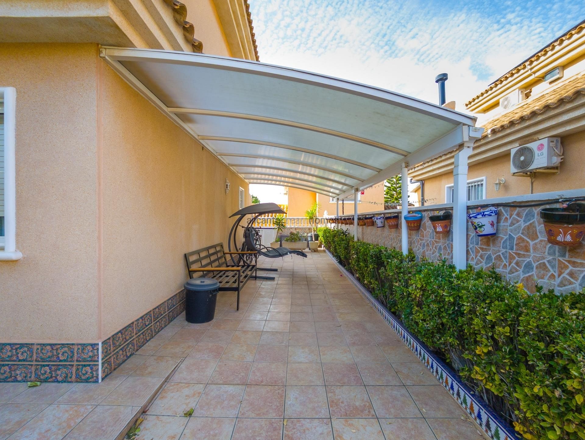 Resale - 3 Bedroom 2 Bathroom Villa in Torrevieja -  - Alicante