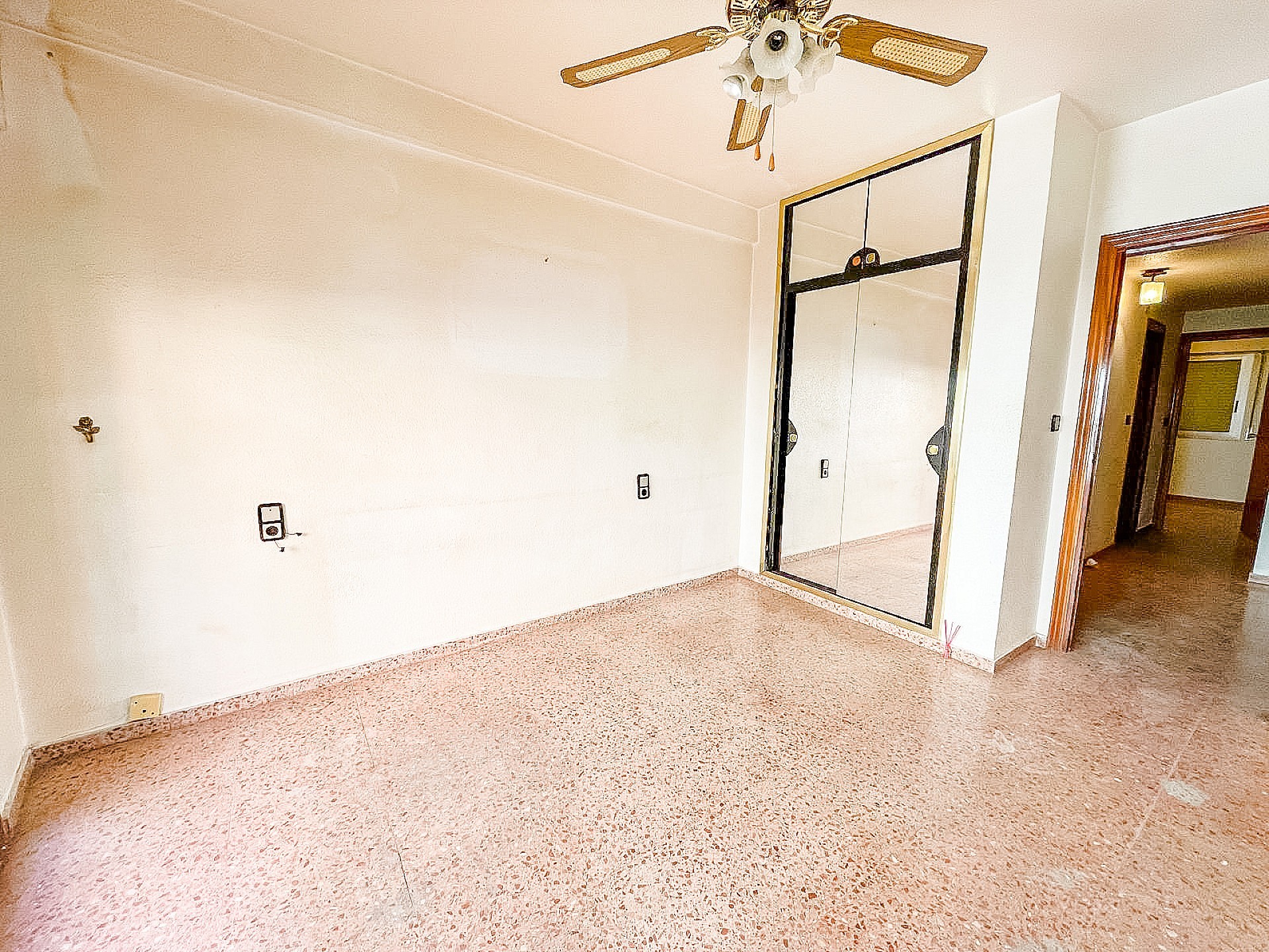 Resale - 3 Bedroom 2 Bathroom Apartment in Pinoso -  - Alicante