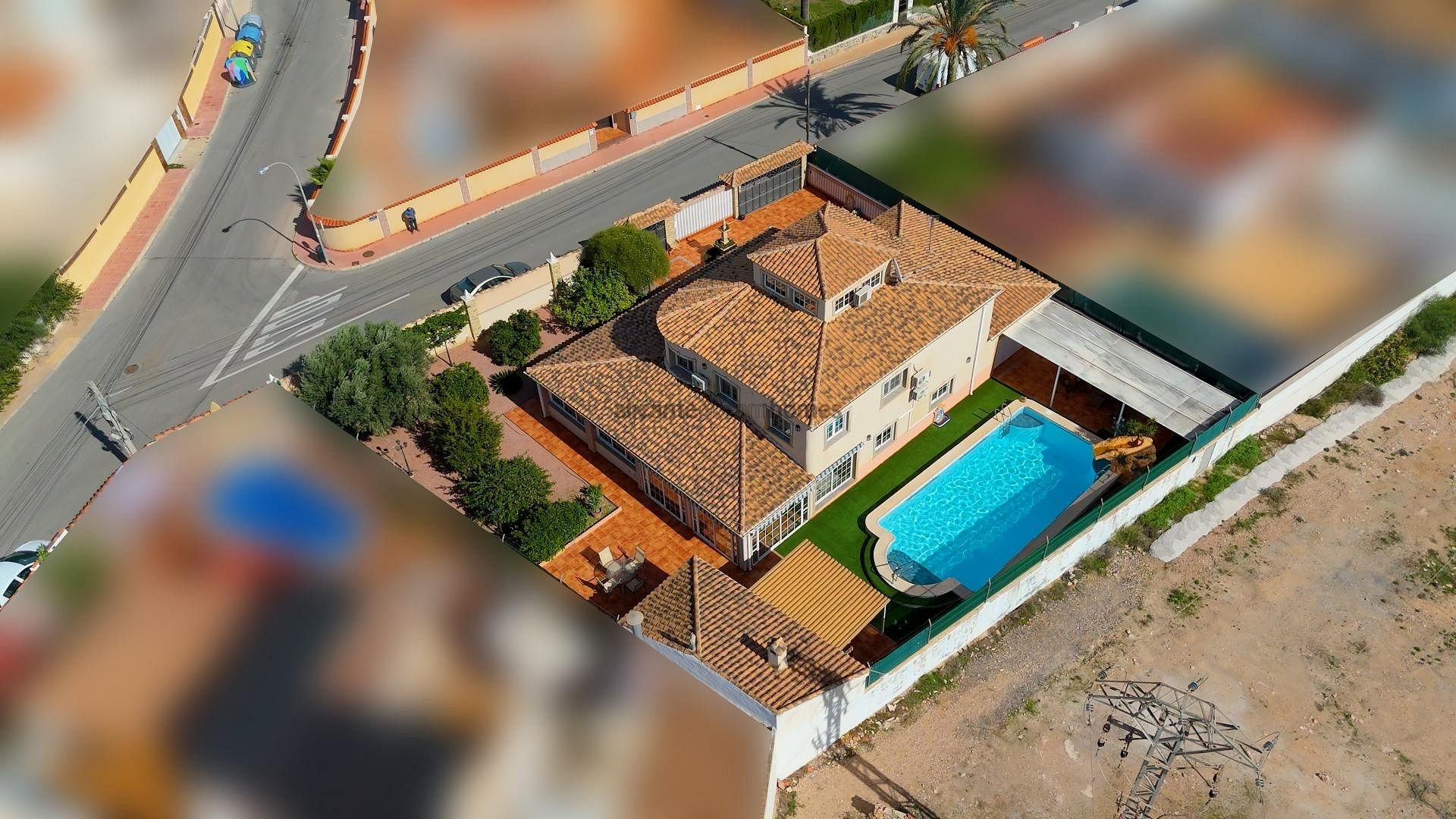 Resale - 6 Bedroom 3 Bathroom Villa in Torrevieja -  - Alicante