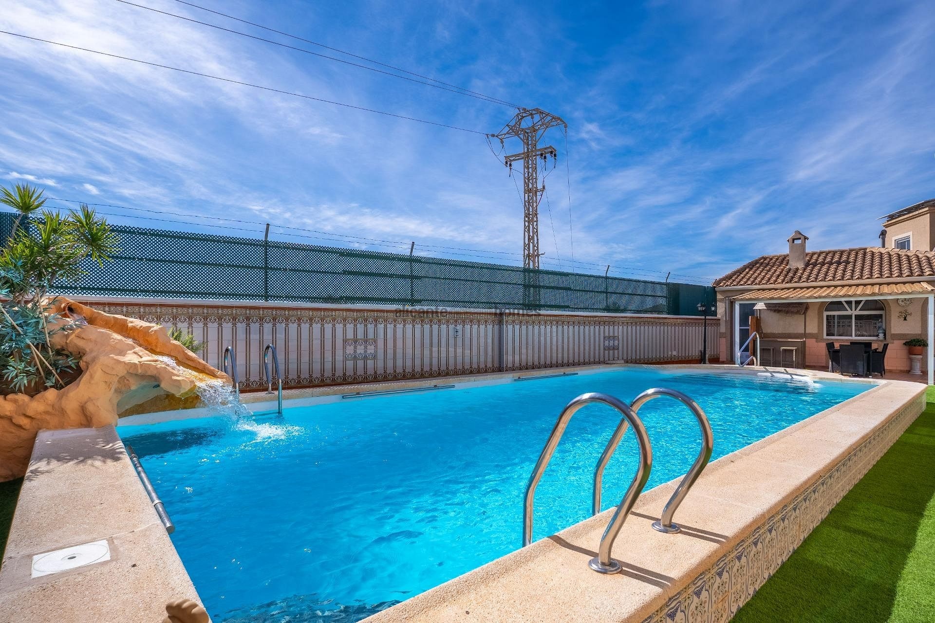 Resale - 6 Bedroom 3 Bathroom Villa in Torrevieja -  - Alicante