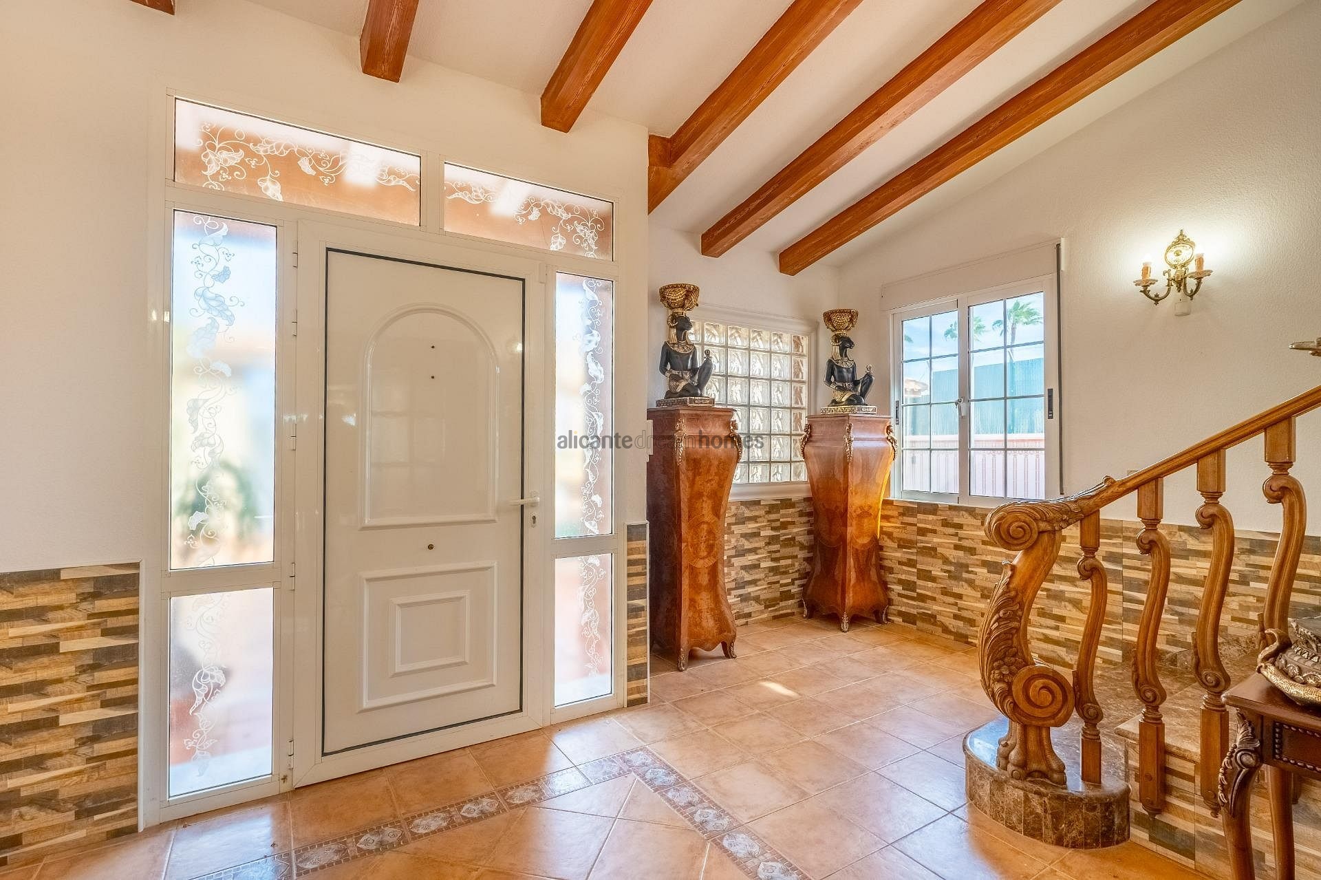 Resale - 6 Bedroom 3 Bathroom Villa in Torrevieja -  - Alicante