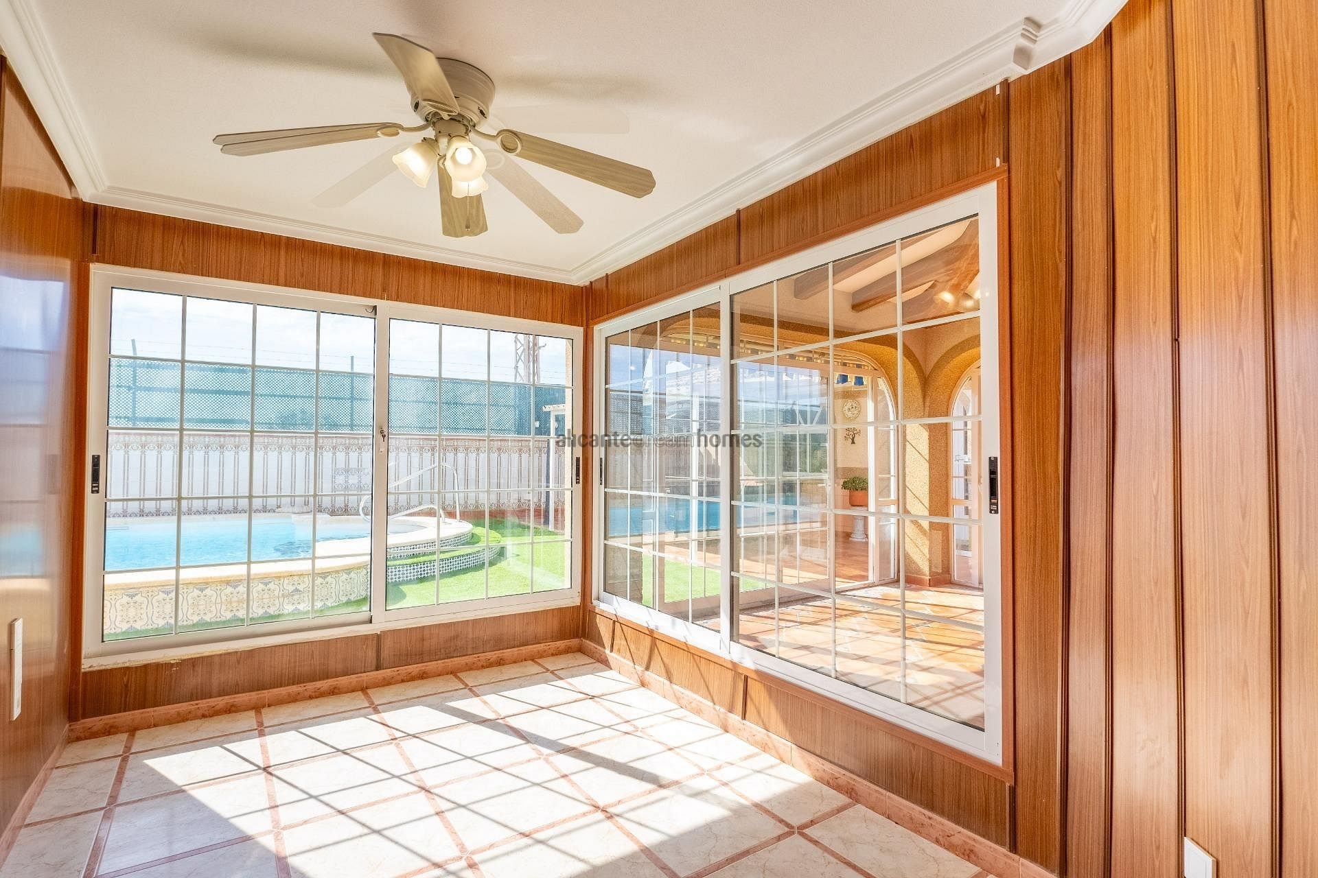 Resale - 6 Bedroom 3 Bathroom Villa in Torrevieja -  - Alicante