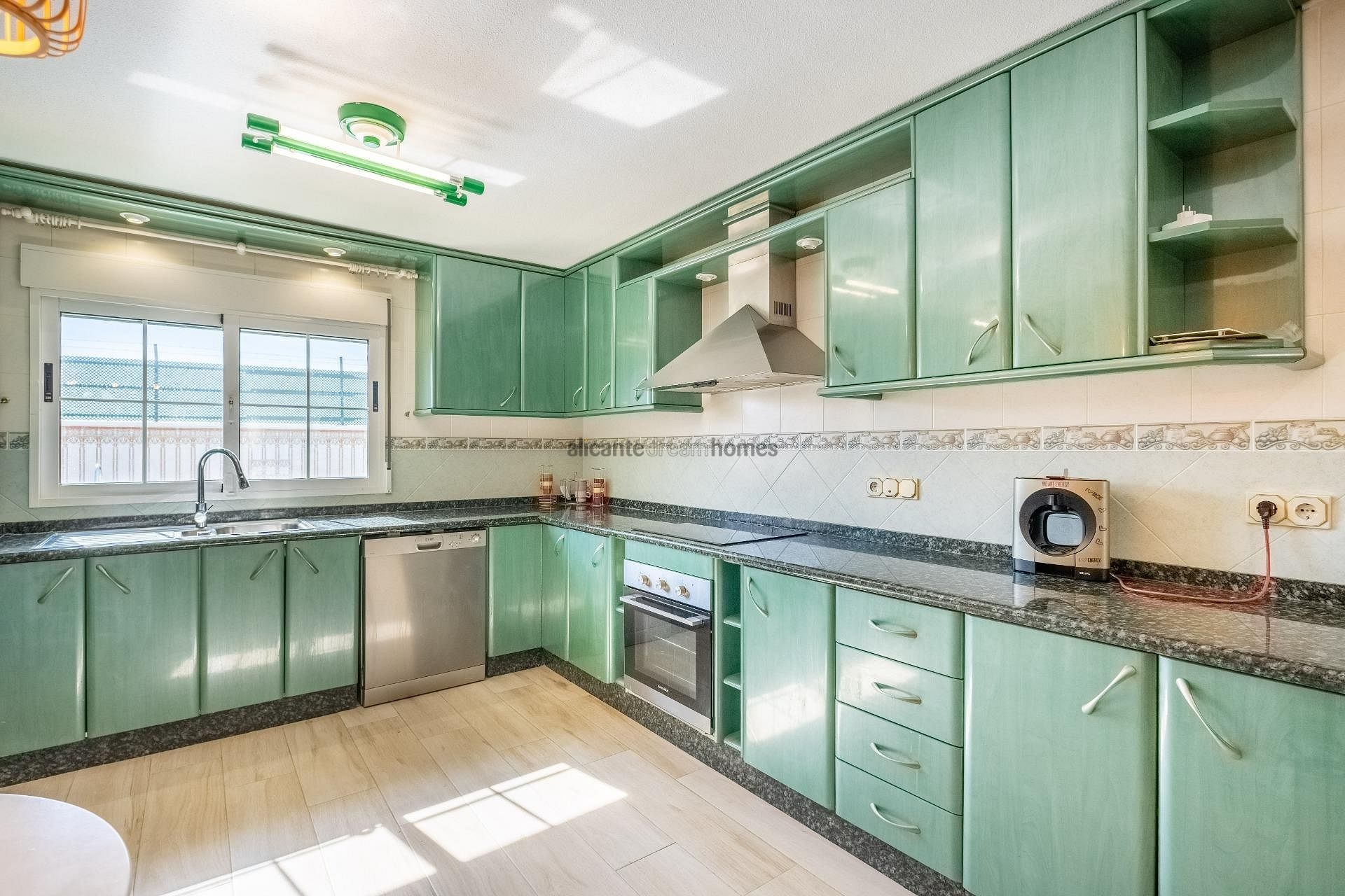 Resale - 6 Bedroom 3 Bathroom Villa in Torrevieja -  - Alicante