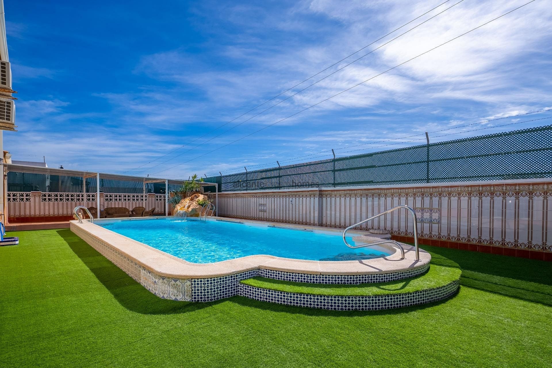 Resale - 6 Bedroom 3 Bathroom Villa in Torrevieja -  - Alicante