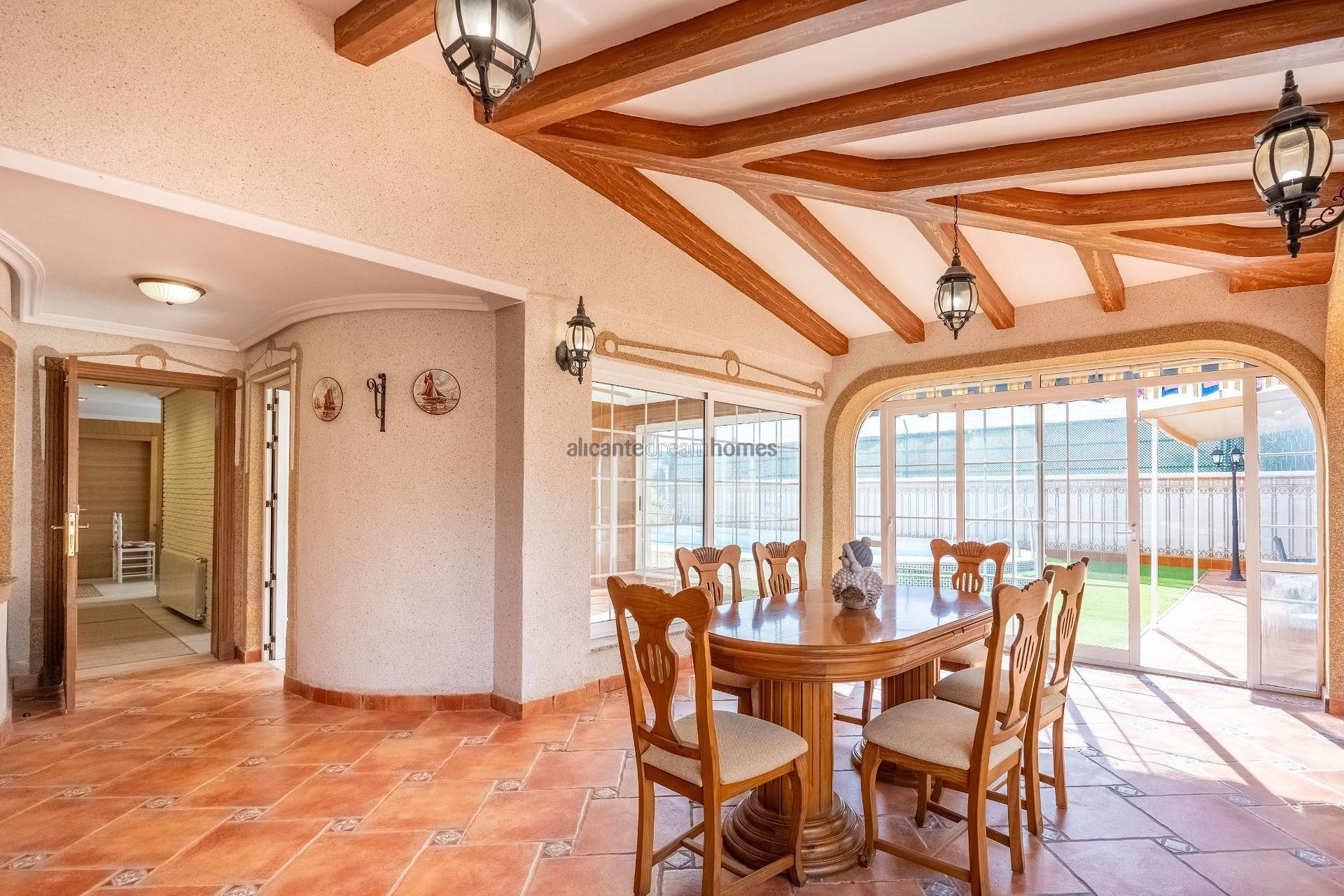 Resale - 6 Bedroom 3 Bathroom Villa in Torrevieja -  - Alicante