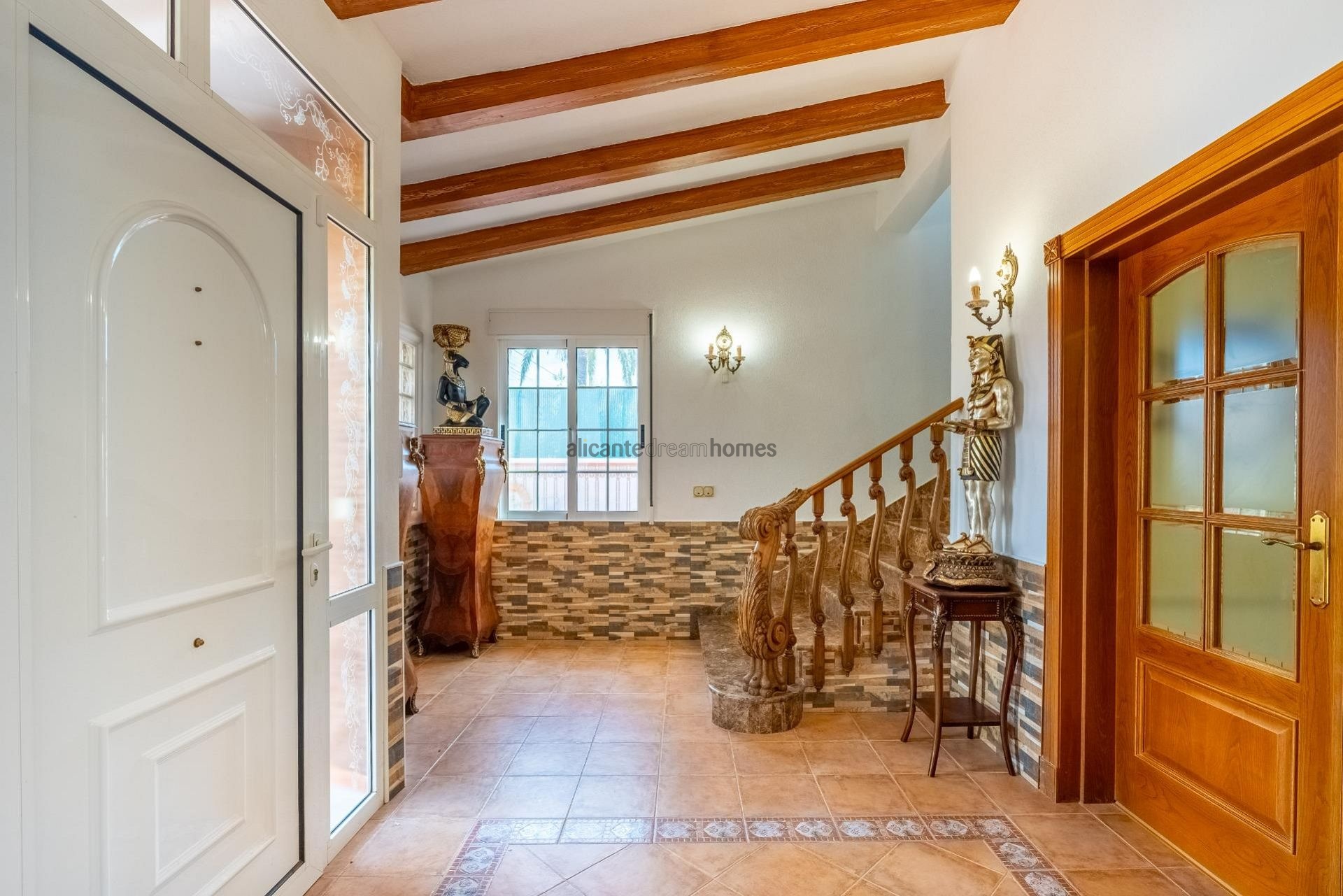 Resale - 6 Bedroom 3 Bathroom Villa in Torrevieja -  - Alicante