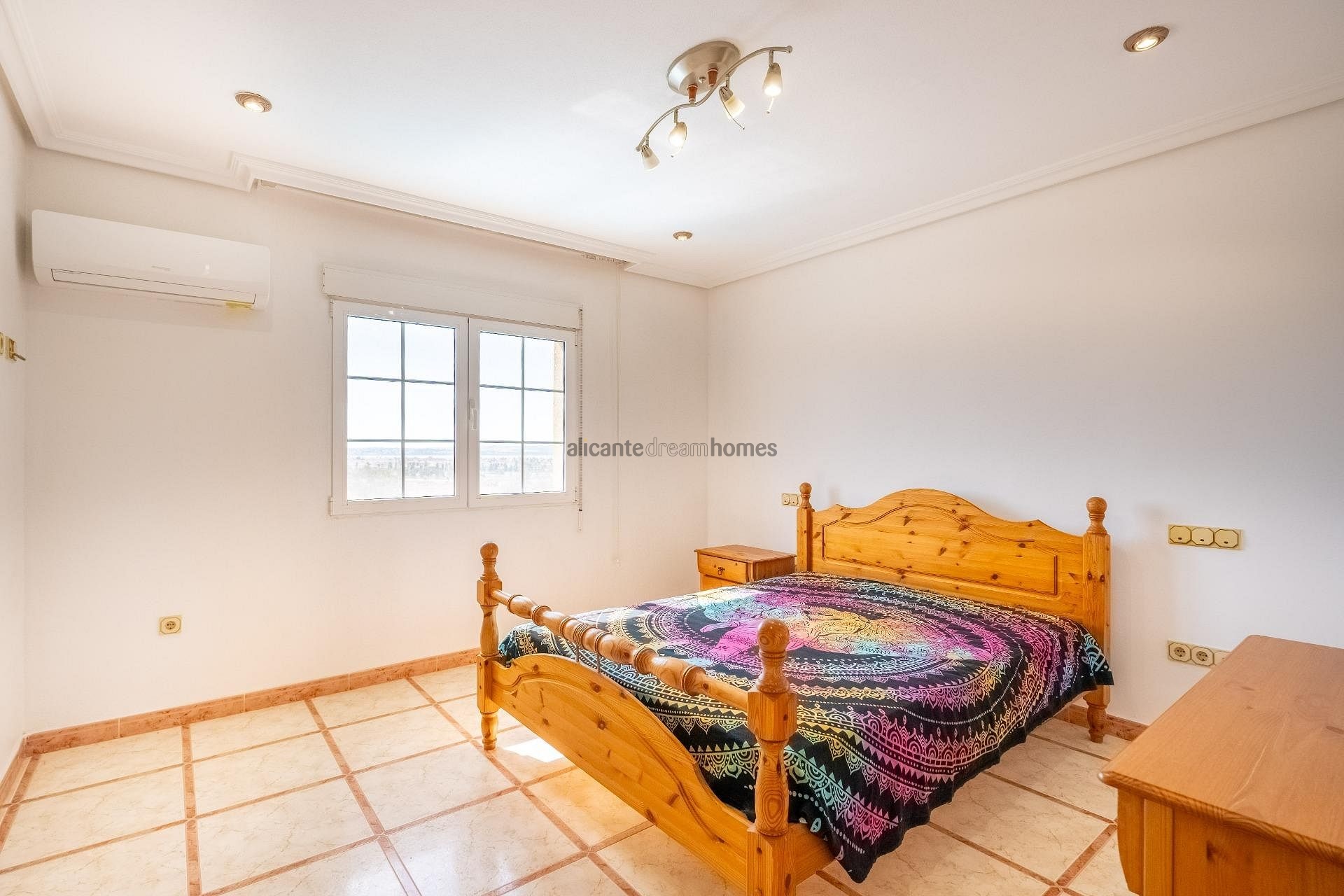 Resale - 6 Bedroom 3 Bathroom Villa in Torrevieja -  - Alicante