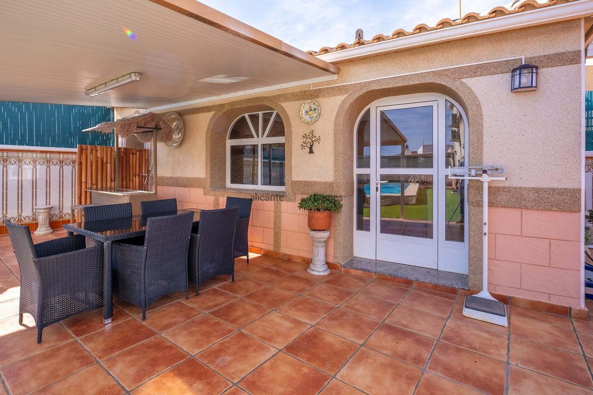 Resale - 6 Bedroom 3 Bathroom Villa in Torrevieja -  - Alicante