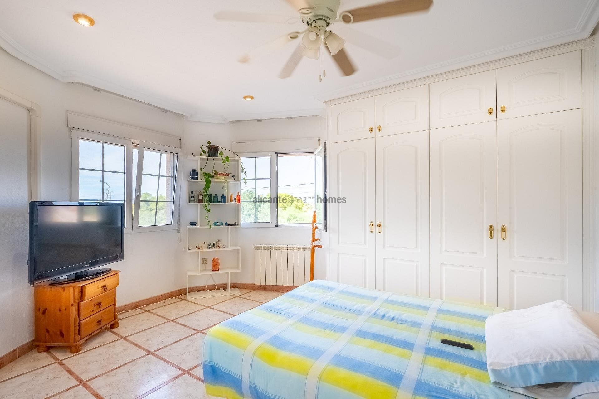 Resale - 6 Bedroom 3 Bathroom Villa in Torrevieja -  - Alicante