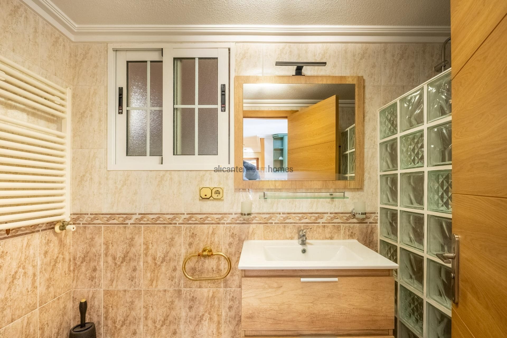 Resale - 6 Bedroom 3 Bathroom Villa in Torrevieja -  - Alicante