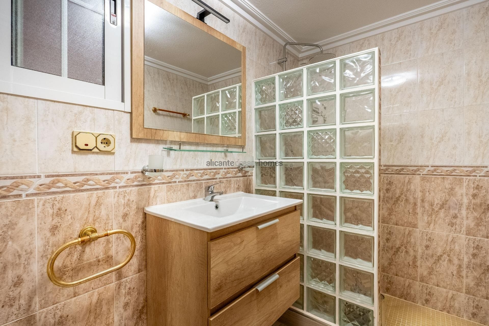 Resale - 6 Bedroom 3 Bathroom Villa in Torrevieja -  - Alicante