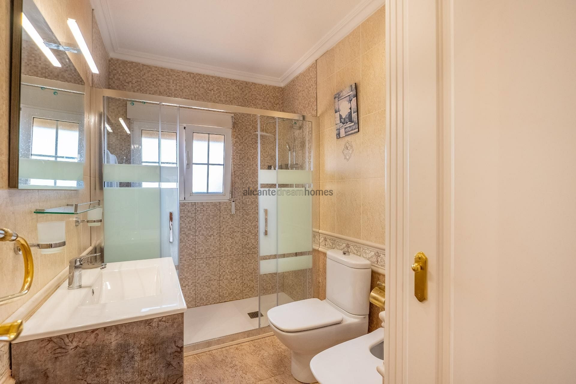 Resale - 6 Bedroom 3 Bathroom Villa in Torrevieja -  - Alicante