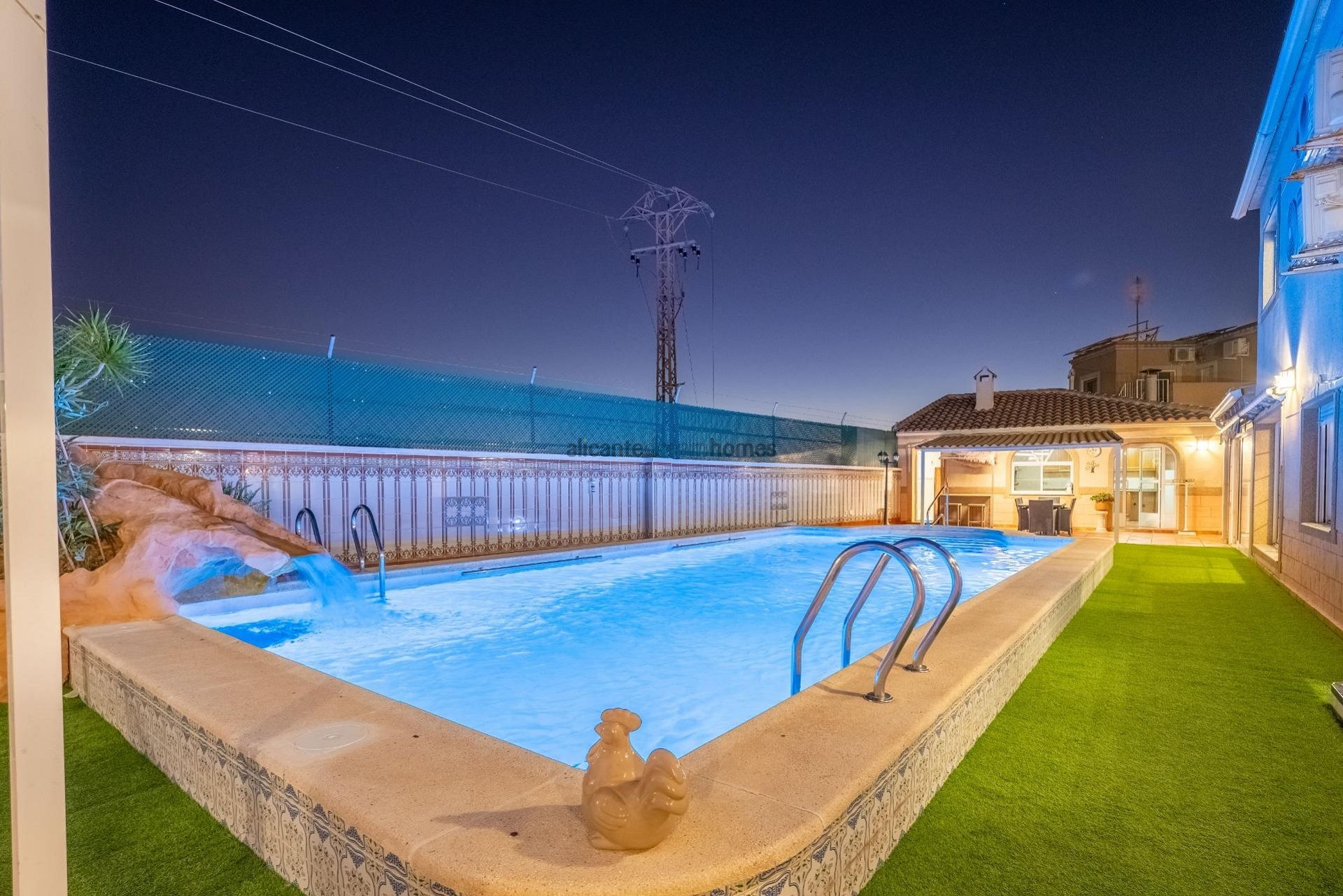 Resale - 6 Bedroom 3 Bathroom Villa in Torrevieja -  - Alicante