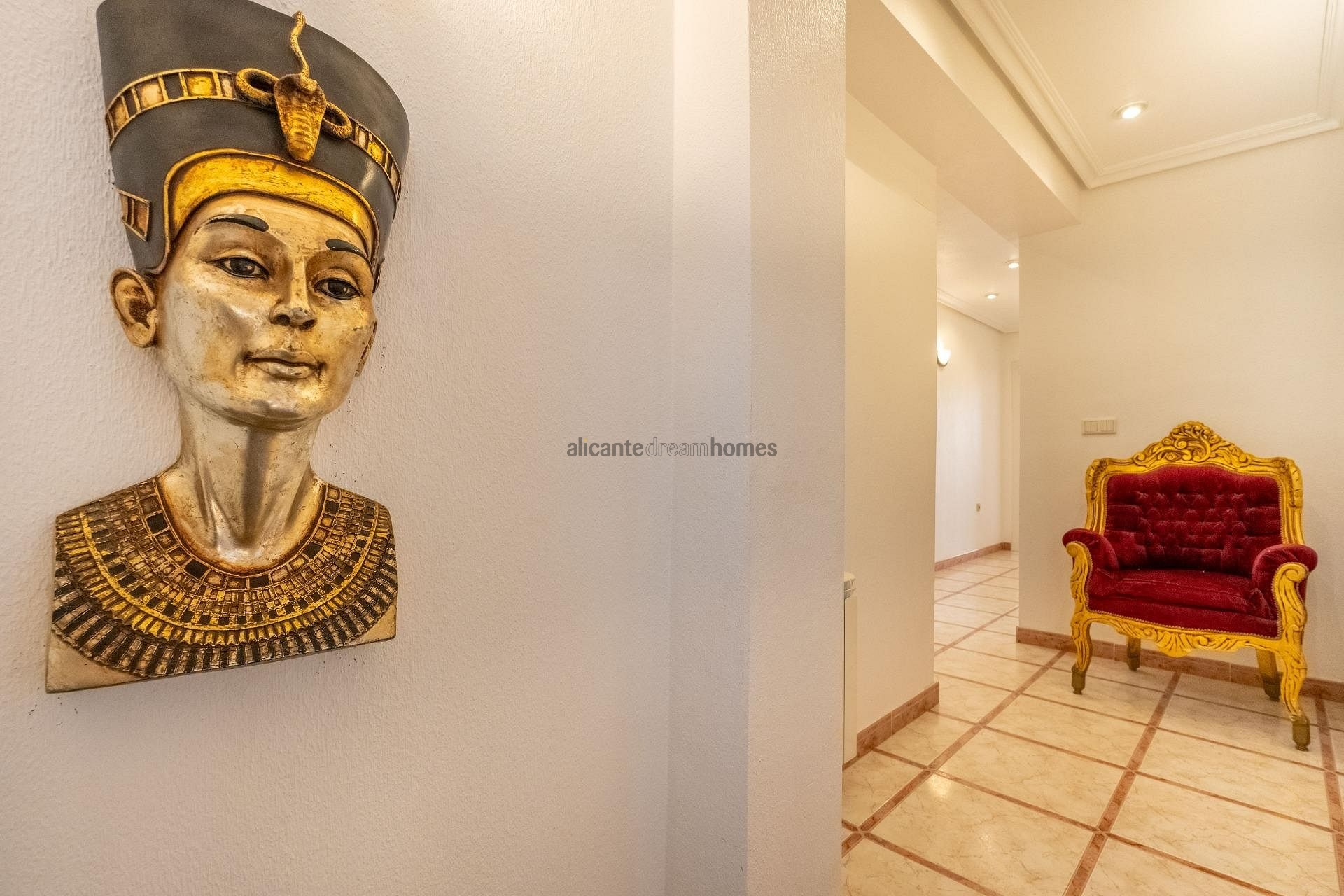 Resale - 6 Bedroom 3 Bathroom Villa in Torrevieja -  - Alicante