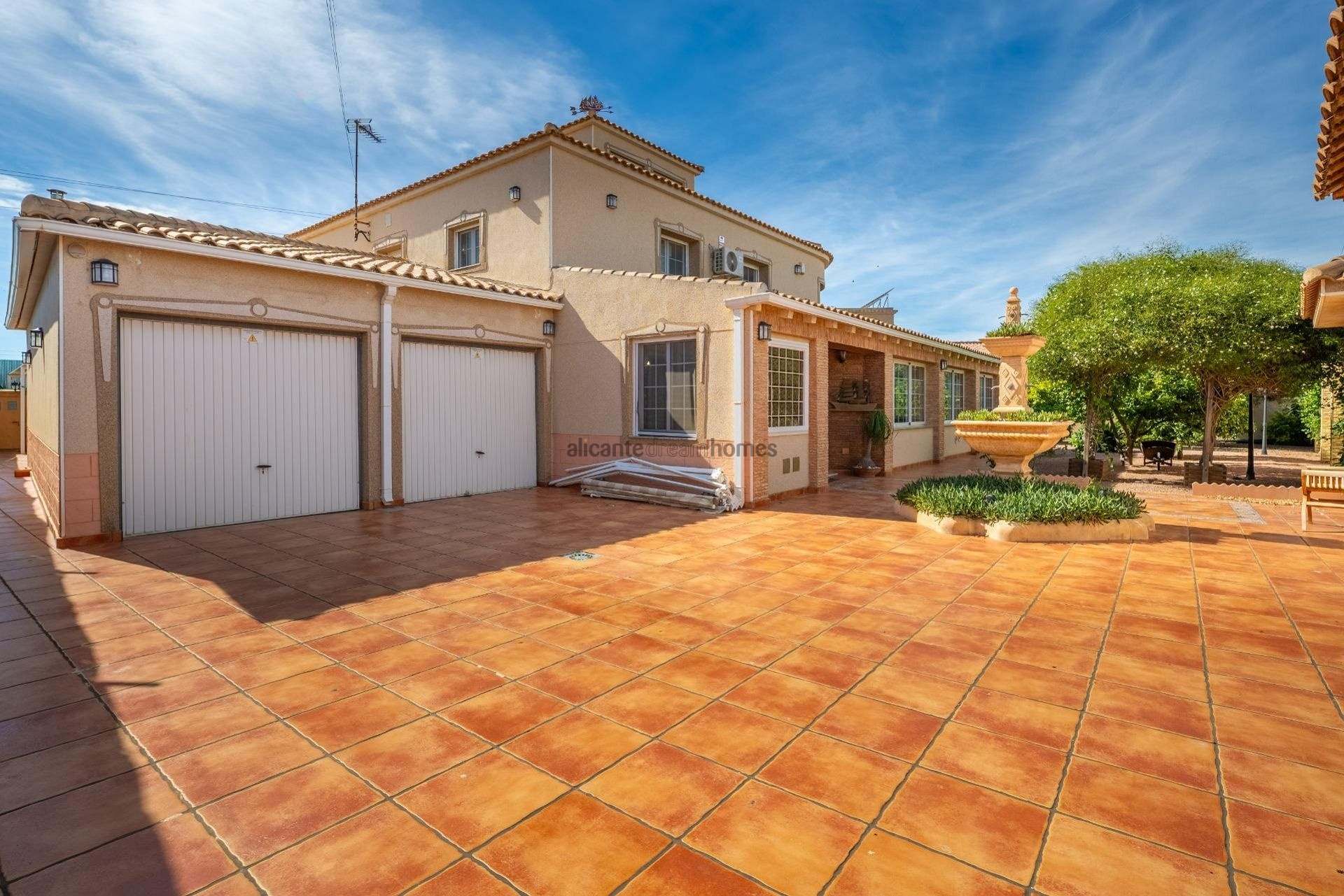 Resale - 6 Bedroom 3 Bathroom Villa in Torrevieja -  - Alicante