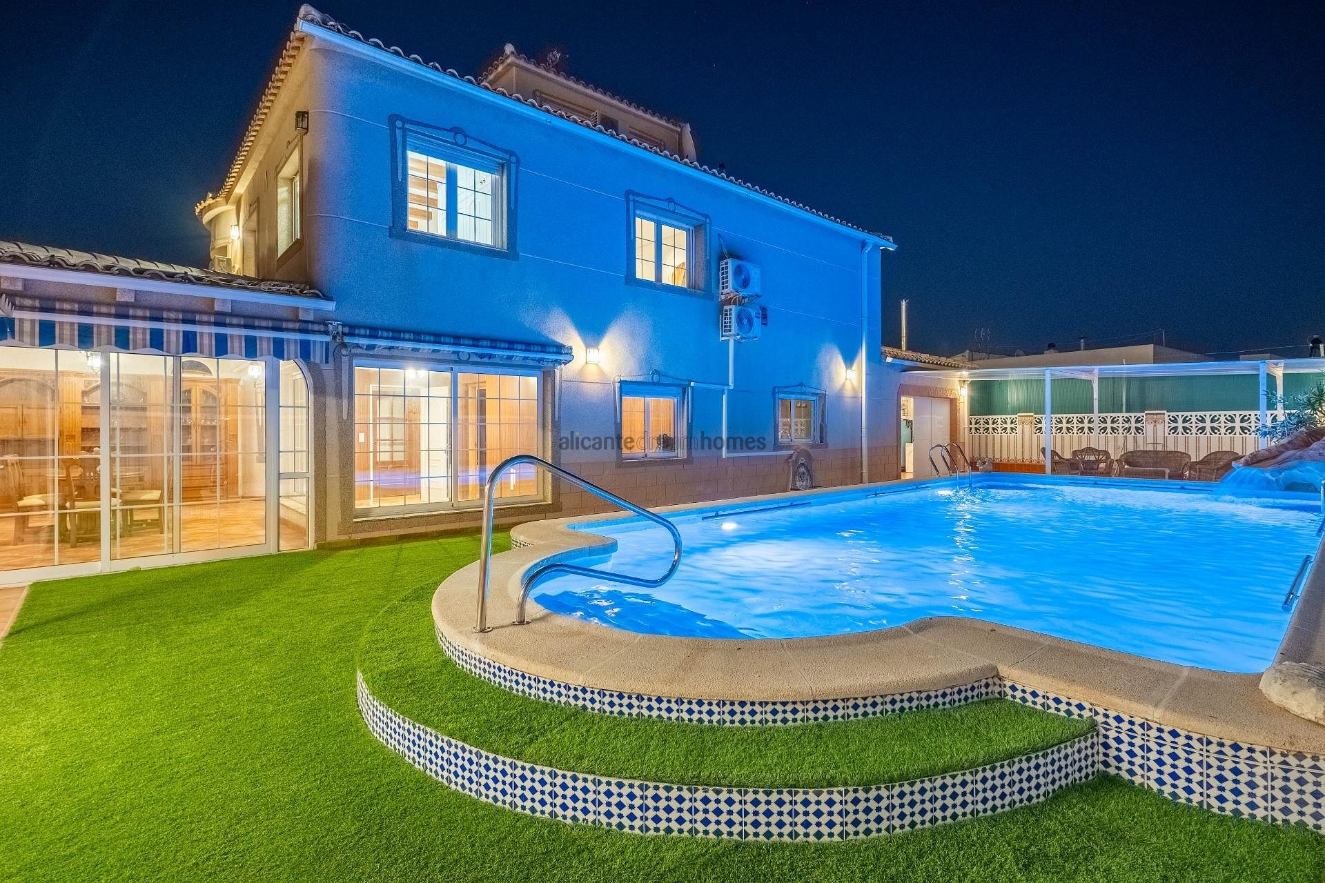 Resale - 6 Bedroom 3 Bathroom Villa in Torrevieja -  - Alicante