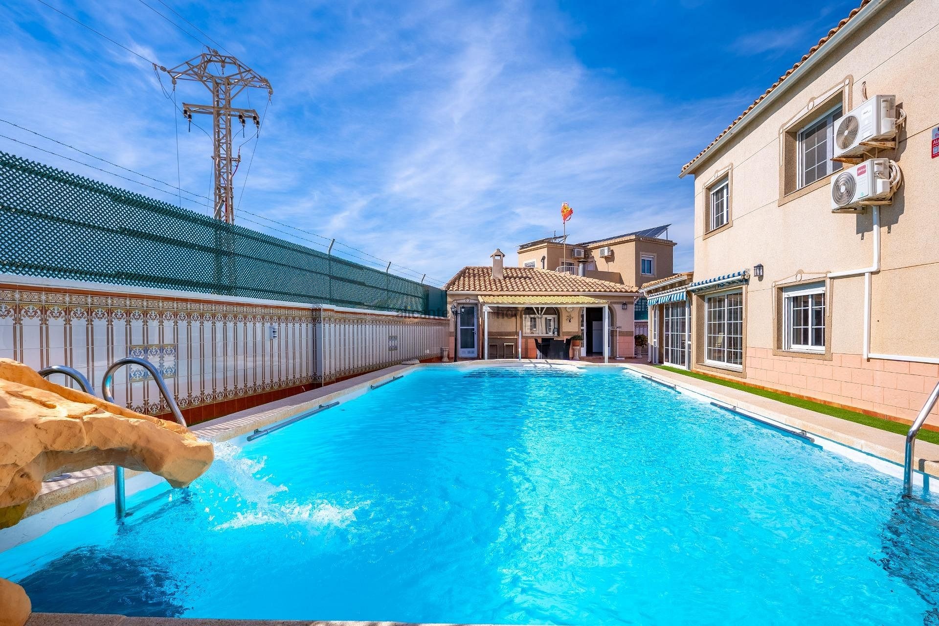 Resale - 6 Bedroom 3 Bathroom Villa in Torrevieja -  - Alicante