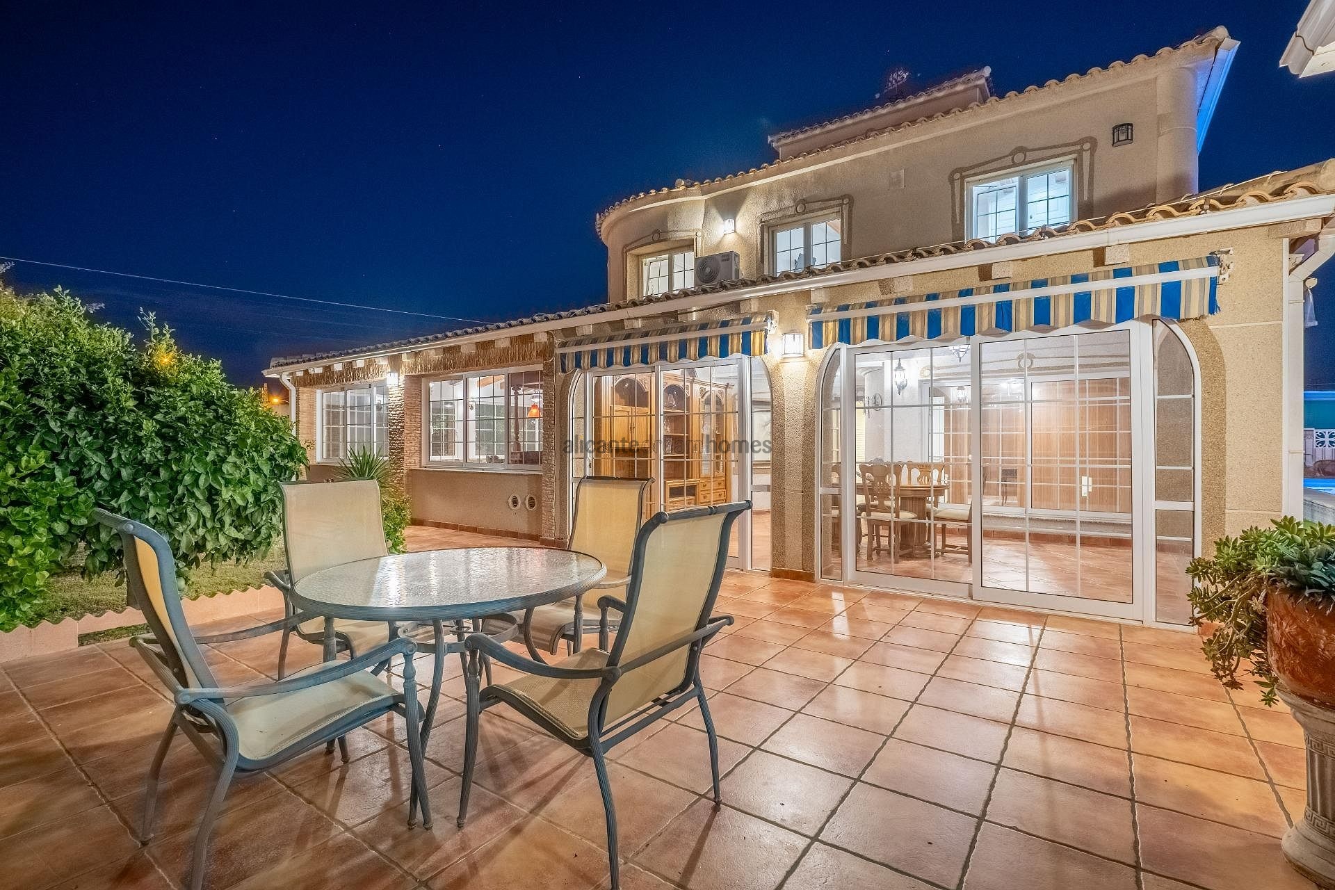 Resale - 6 Bedroom 3 Bathroom Villa in Torrevieja -  - Alicante