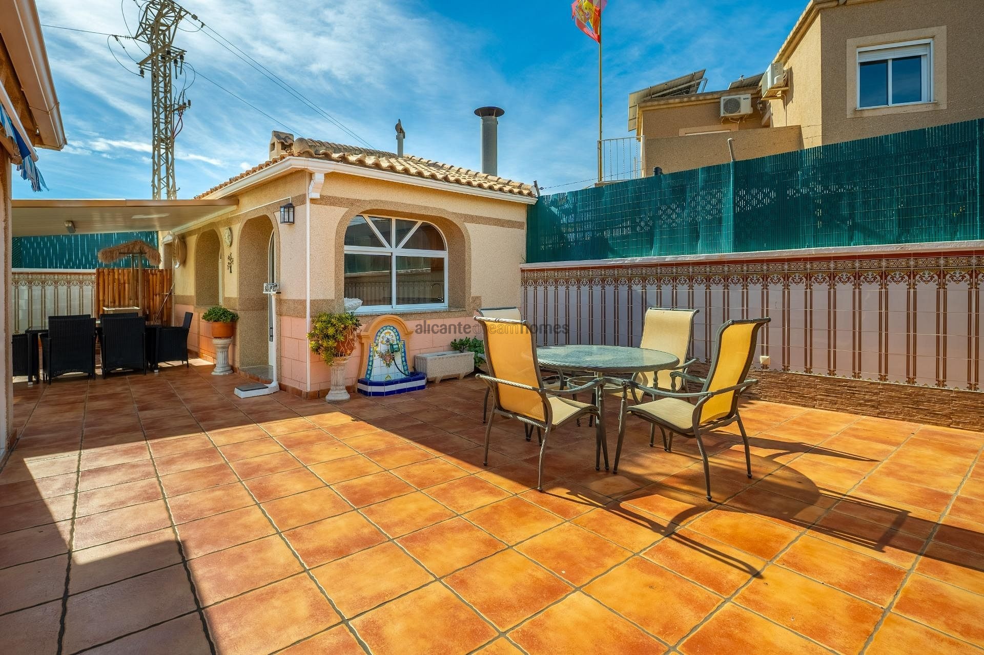 Resale - 6 Bedroom 3 Bathroom Villa in Torrevieja -  - Alicante