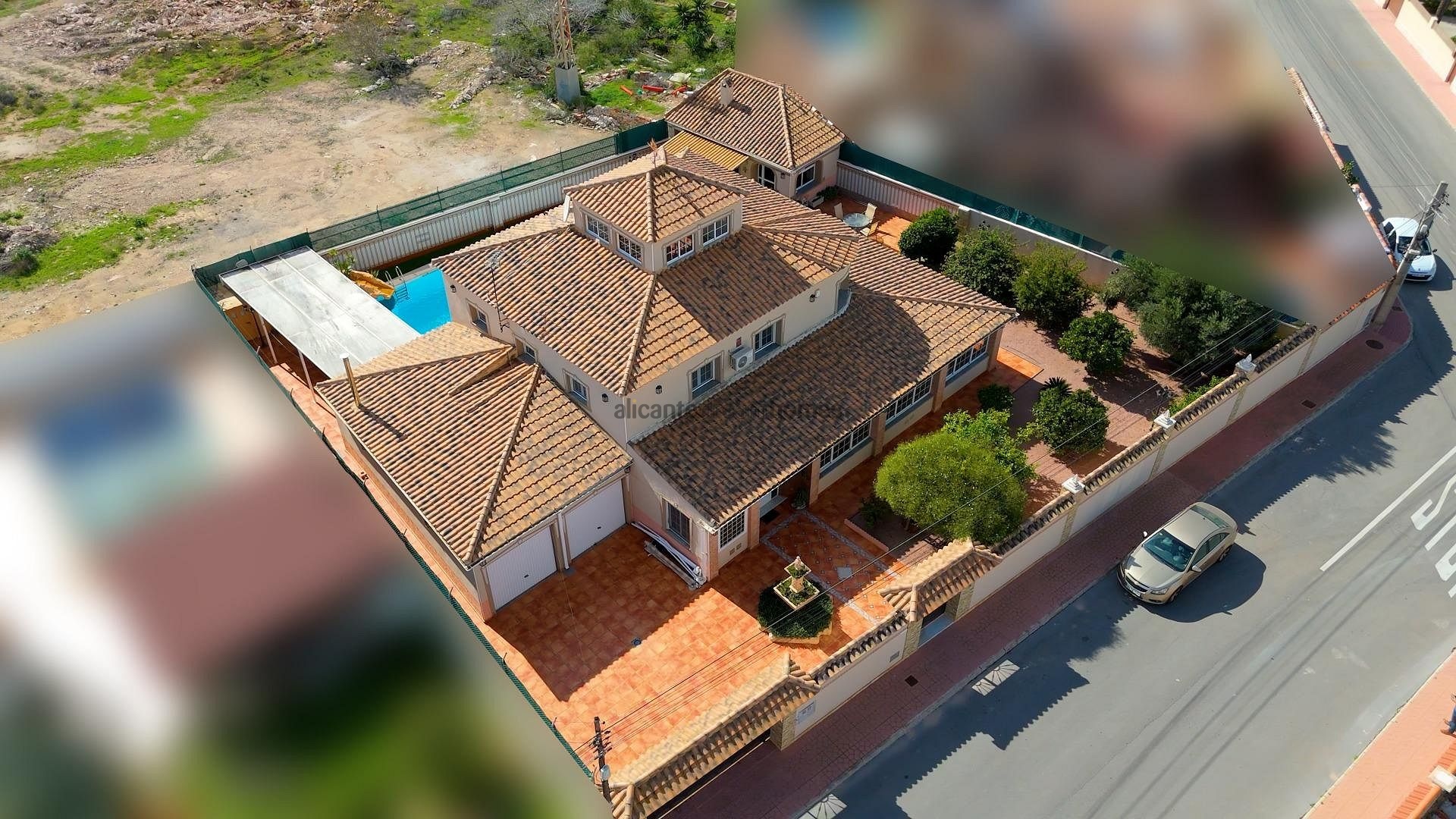 Resale - 6 Bedroom 3 Bathroom Villa in Torrevieja -  - Alicante