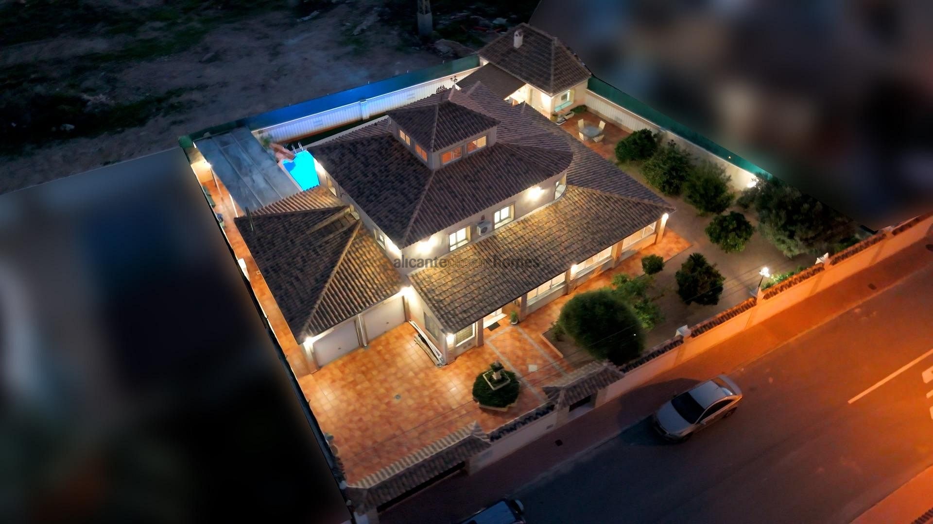 Resale - 6 Bedroom 3 Bathroom Villa in Torrevieja -  - Alicante