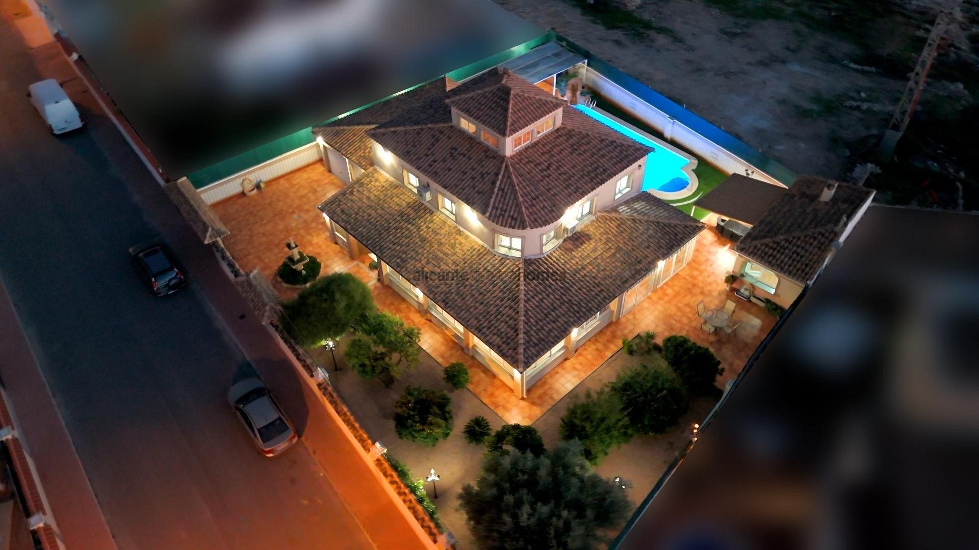 Resale - 6 Bedroom 3 Bathroom Villa in Torrevieja -  - Alicante