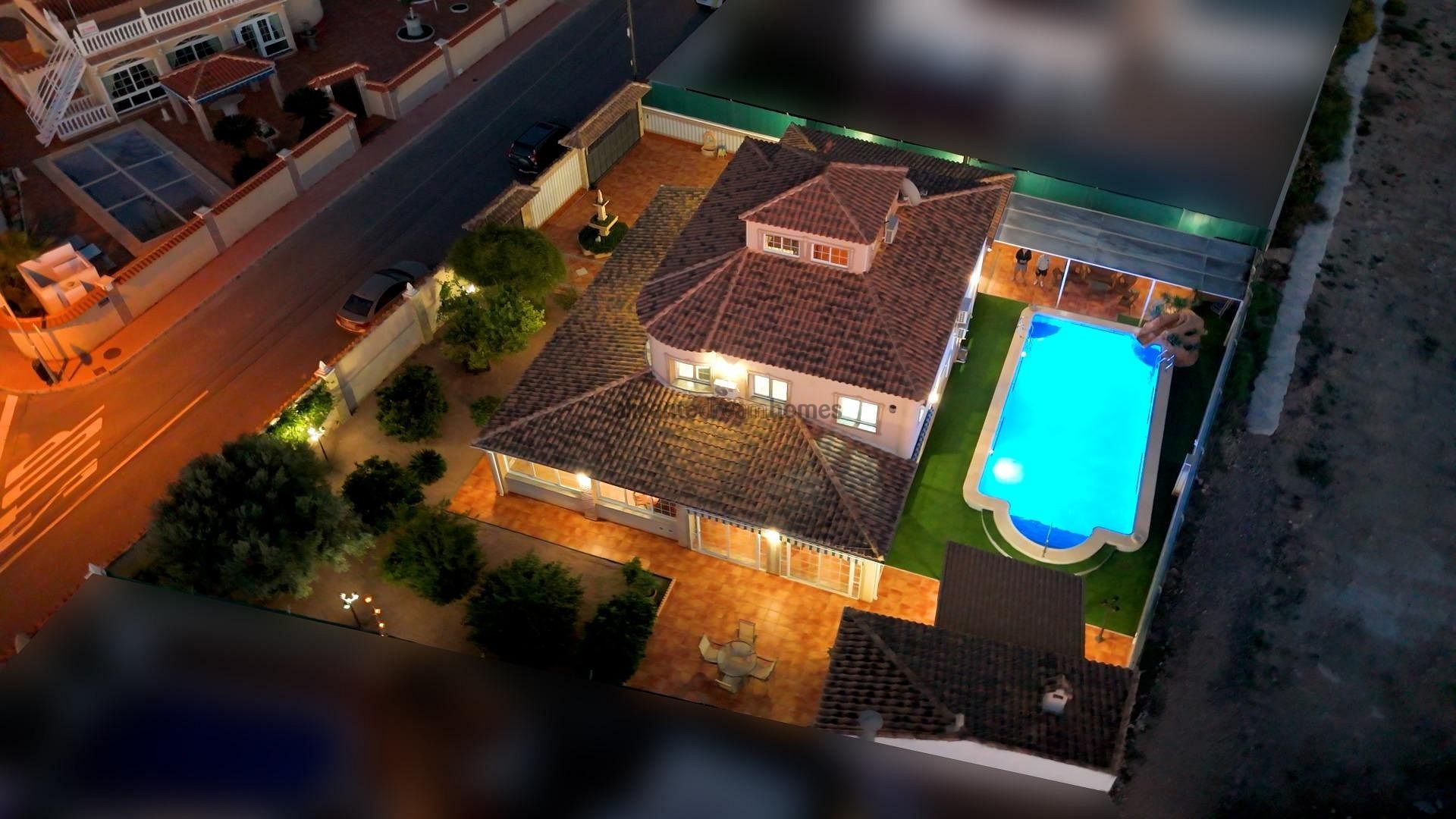 Resale - 6 Bedroom 3 Bathroom Villa in Torrevieja -  - Alicante