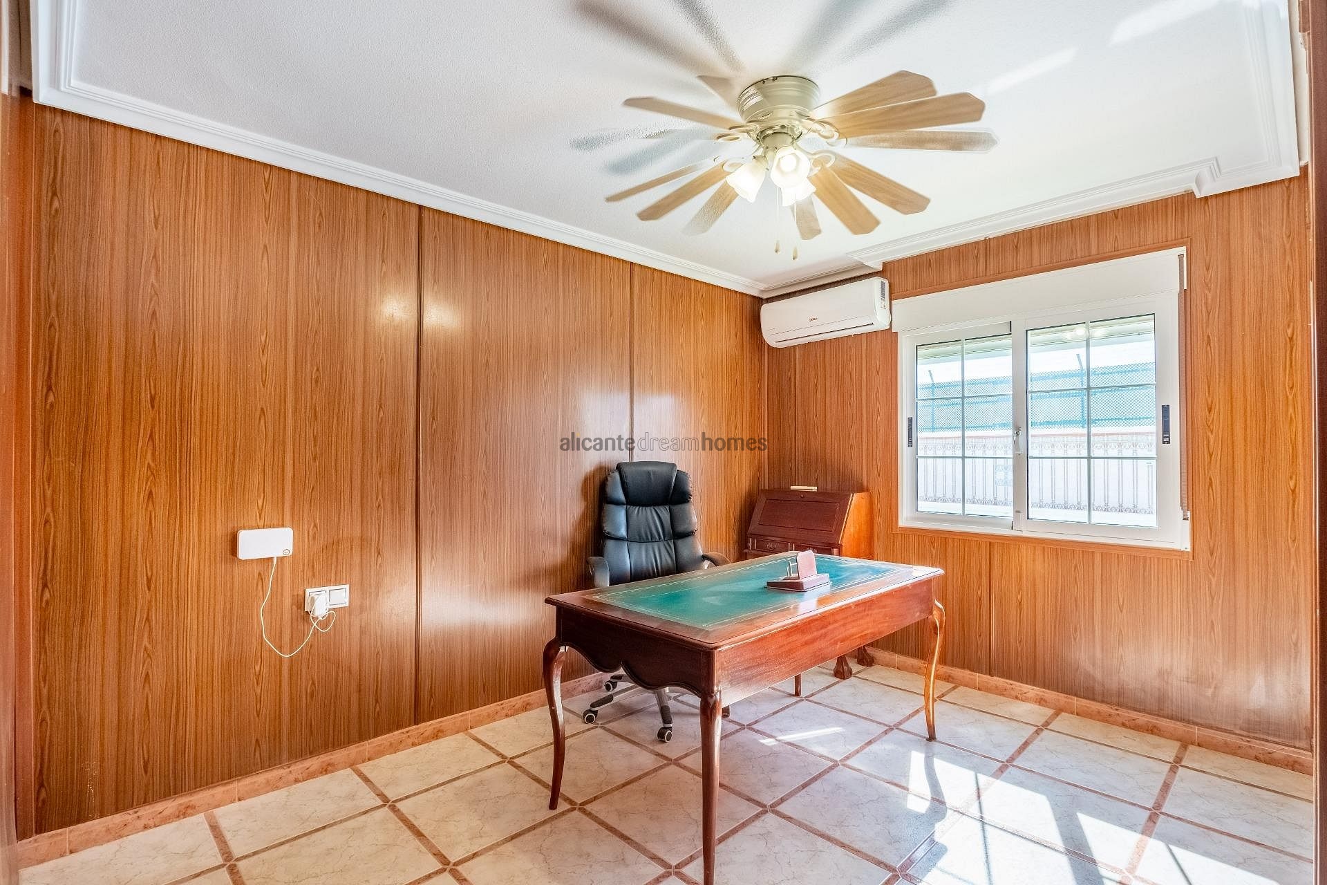 Resale - 6 Bedroom 3 Bathroom Villa in Torrevieja -  - Alicante