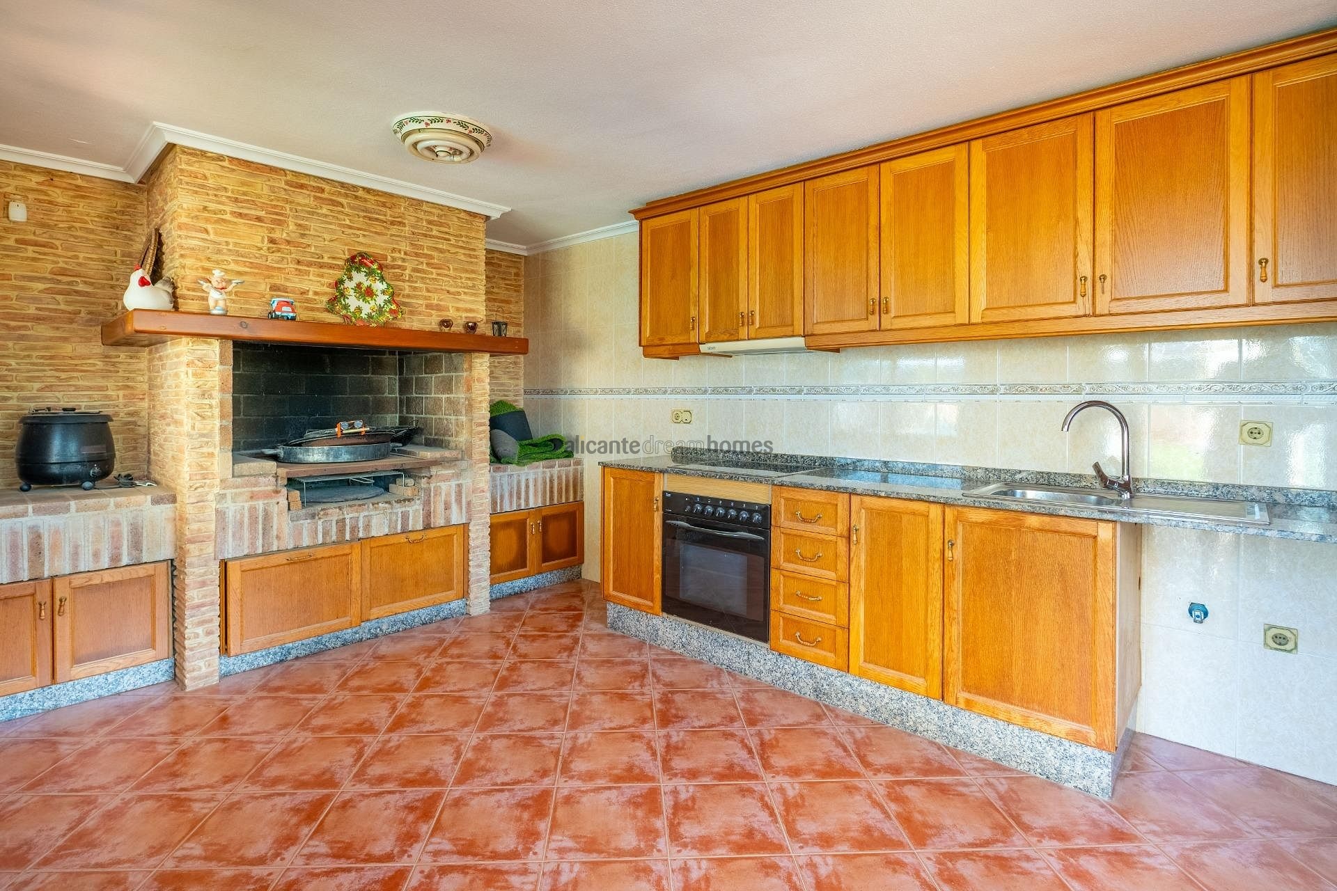 Resale - 6 Bedroom 3 Bathroom Villa in Torrevieja -  - Alicante