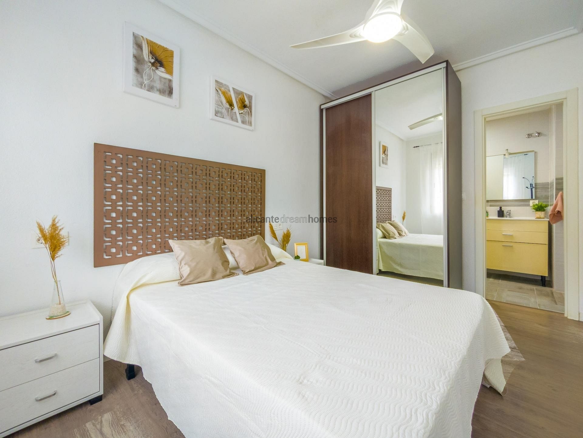 Resale - 3 Bedroom 2 Bathroom Apartment in Torrevieja -  - Alicante