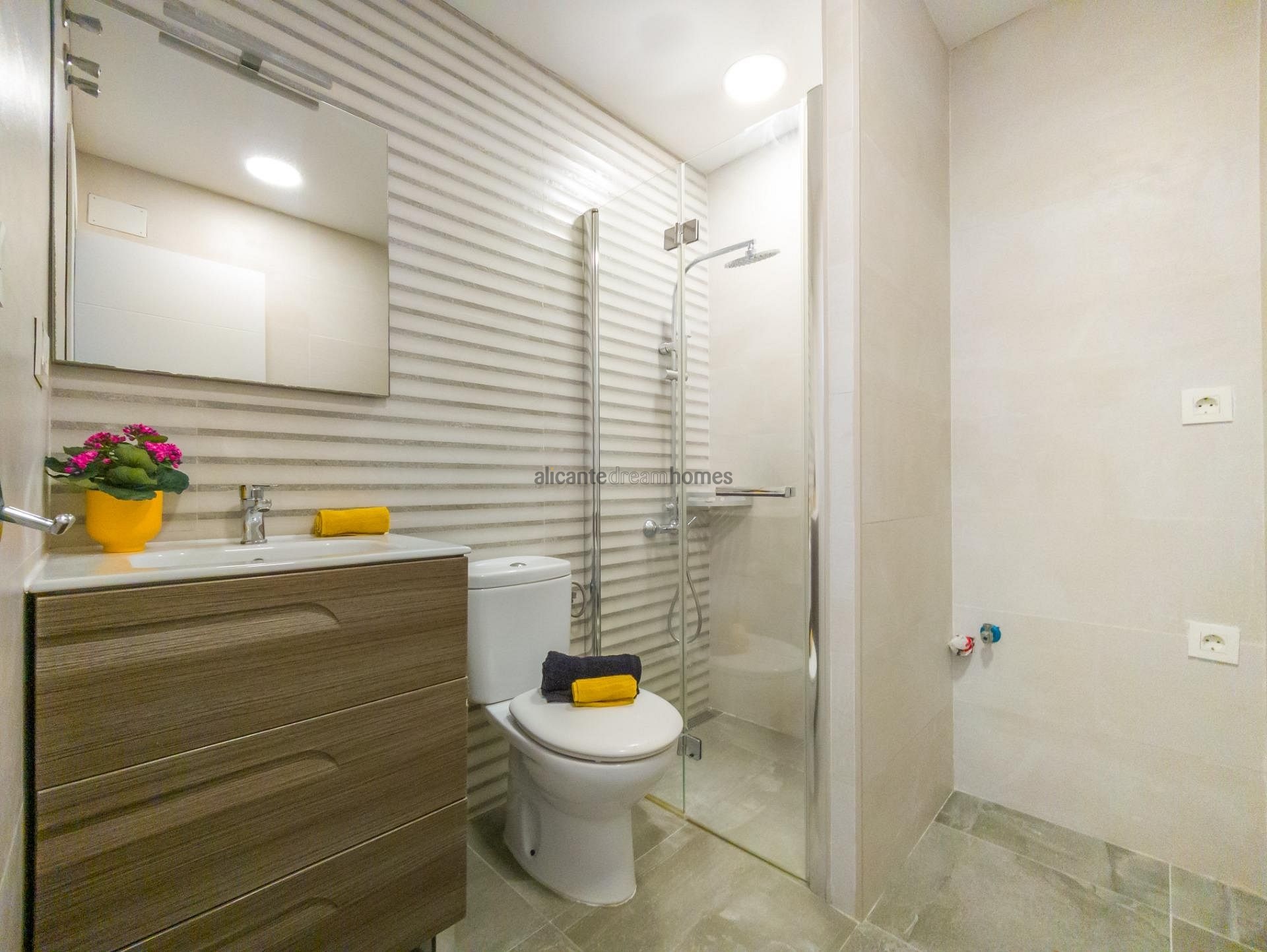 Resale - 3 Bedroom 2 Bathroom Apartment in Torrevieja -  - Alicante