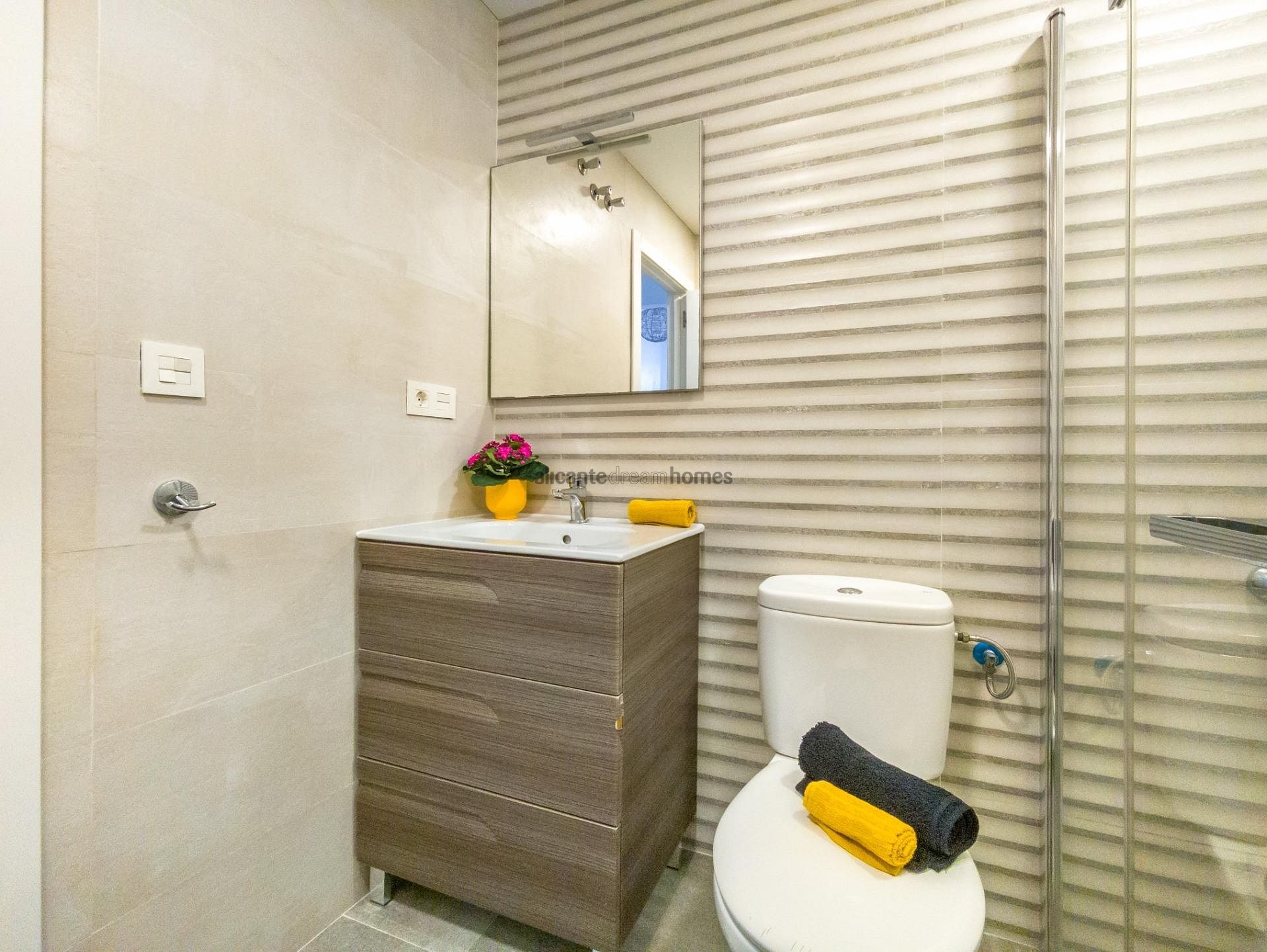 Resale - 3 Bedroom 2 Bathroom Apartment in Torrevieja -  - Alicante