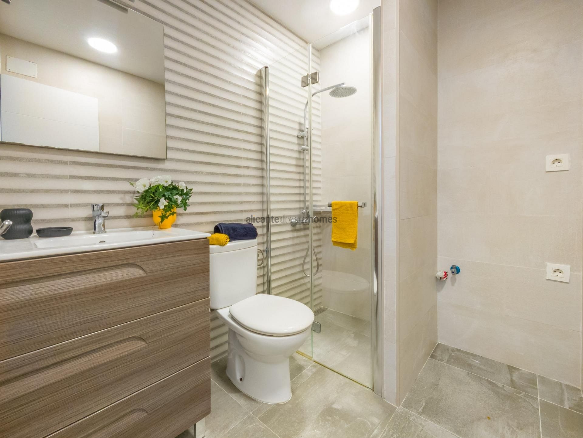 Resale - 3 Bedroom 2 Bathroom Apartment in Torrevieja -  - Alicante