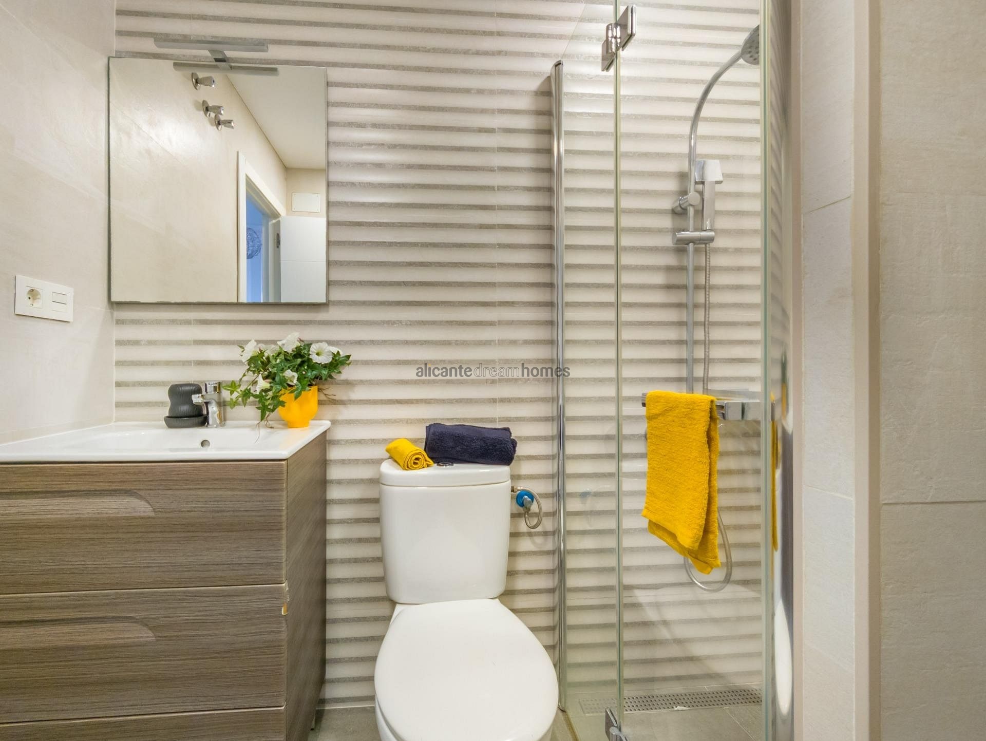 Resale - 3 Bedroom 2 Bathroom Apartment in Torrevieja -  - Alicante